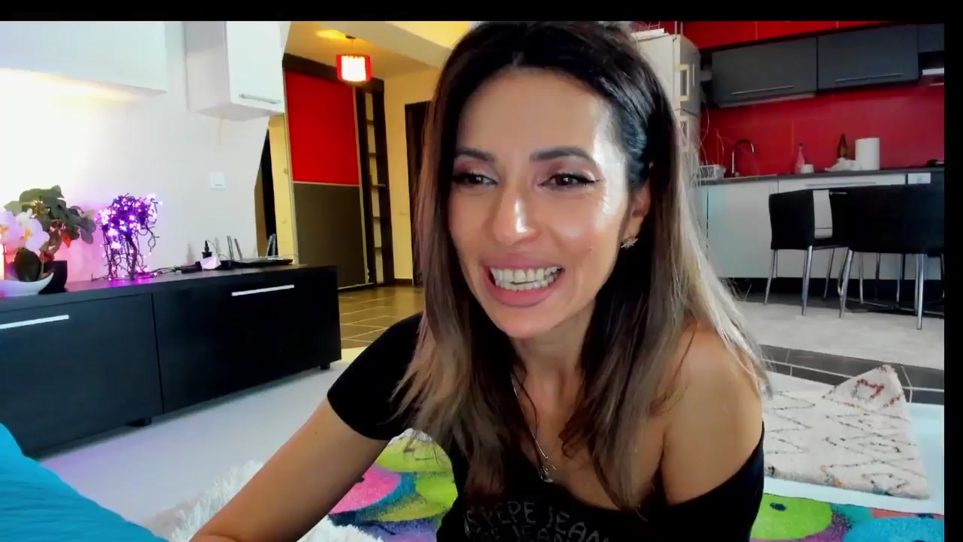 Gallery image thumbnail from SmileyTinaa's myfreecams stream on, 04/19/2025, 01:15 image 14 of 20