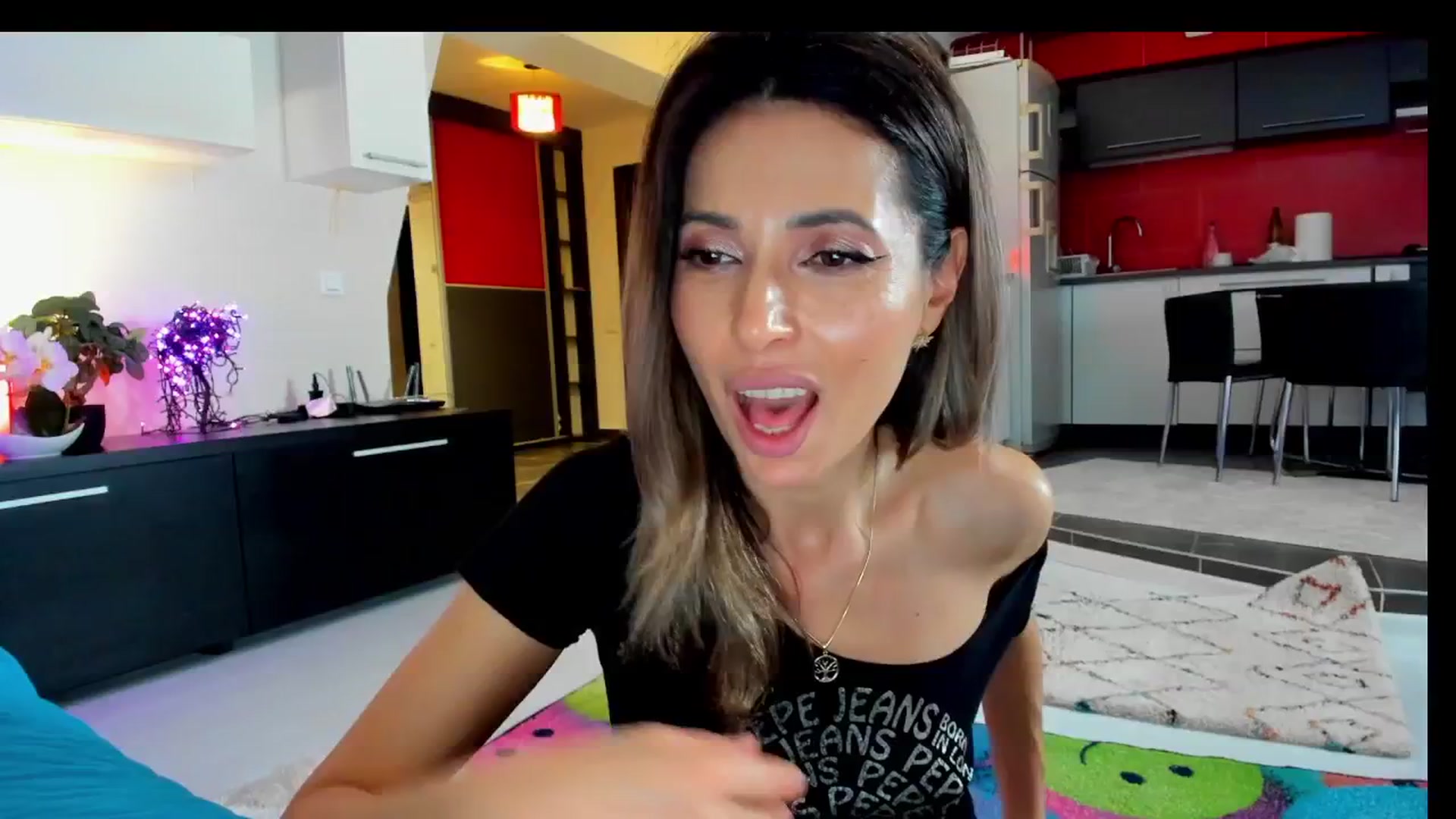 Gallery image thumbnail from SmileyTinaa's myfreecams stream on, 04/19/2025, 01:15 image 9 of 20