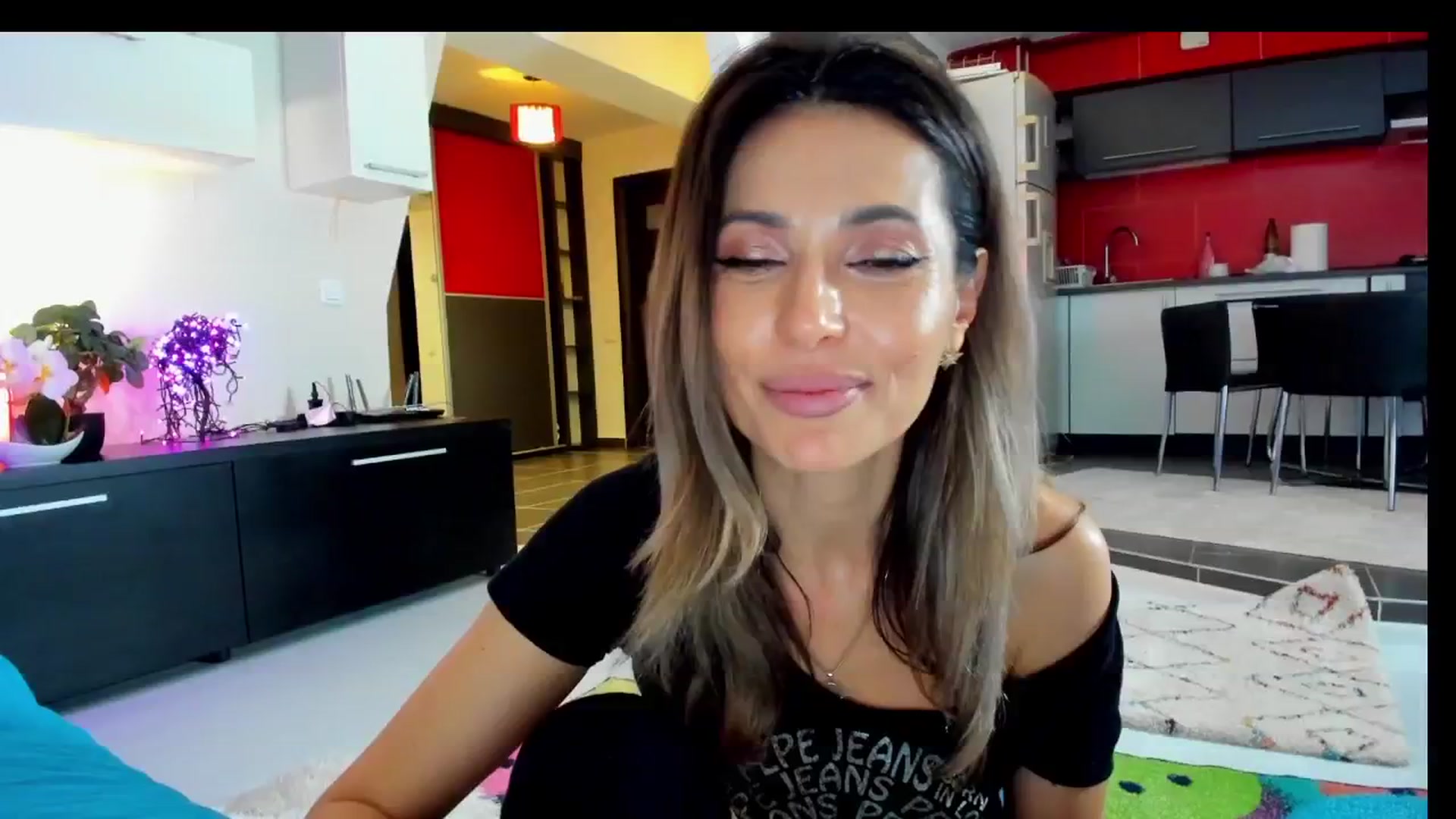 Gallery image thumbnail from SmileyTinaa's myfreecams stream on, 04/19/2025, 01:15 image 4 of 20