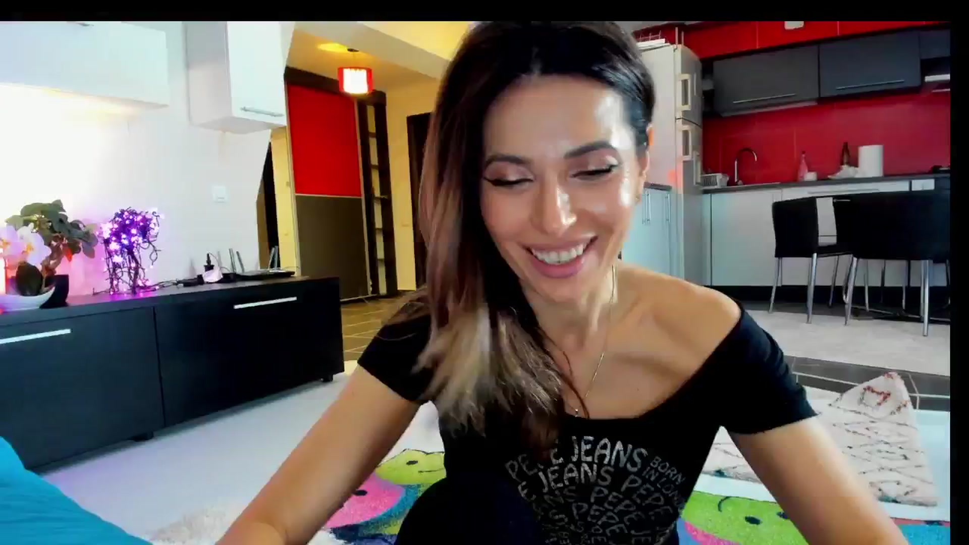 Gallery image thumbnail from SmileyTinaa's myfreecams stream on, 04/19/2025, 01:15 image 5 of 20