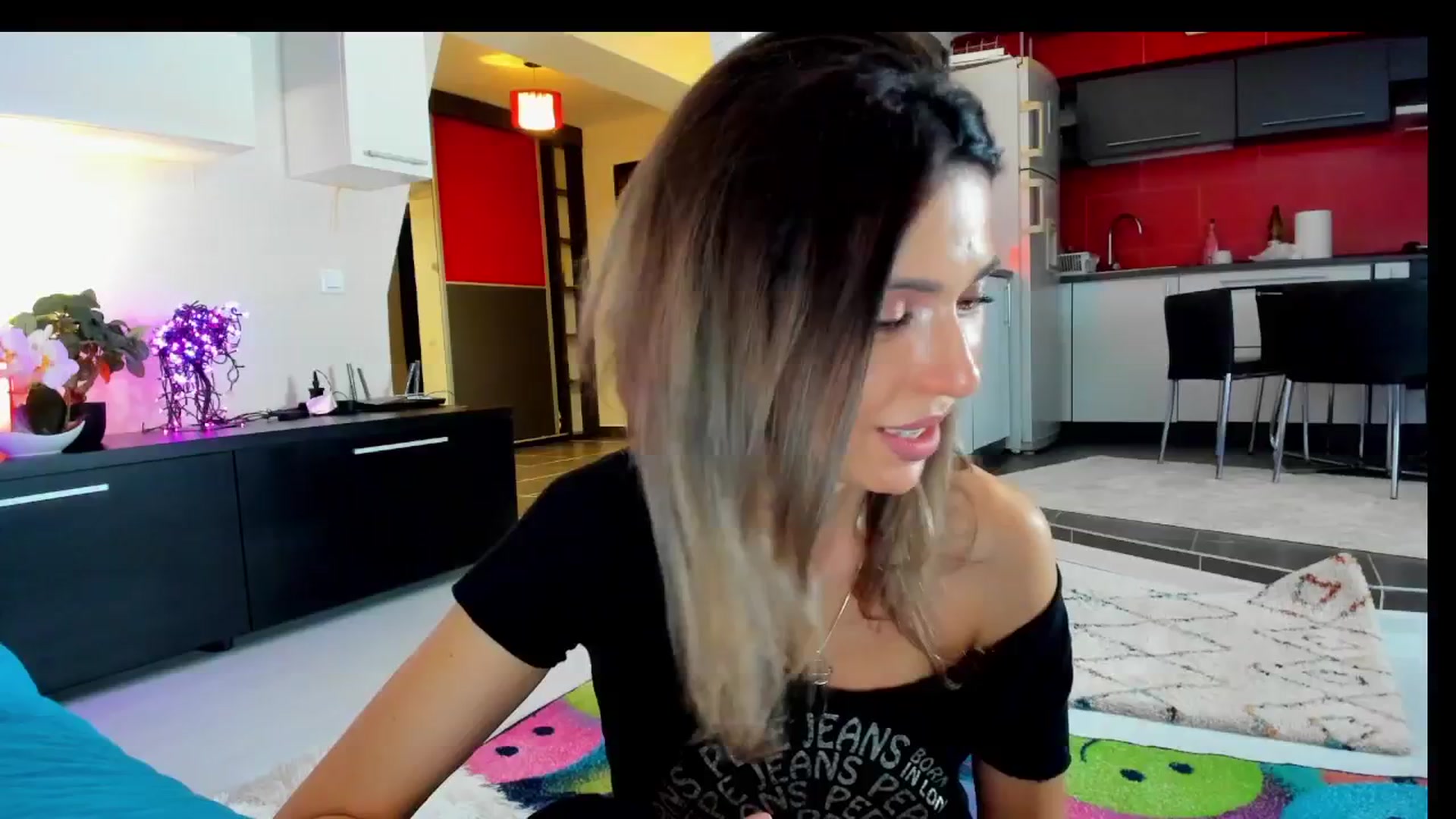 Gallery image thumbnail from SmileyTinaa's myfreecams stream on, 04/19/2025, 01:15 image 11 of 20