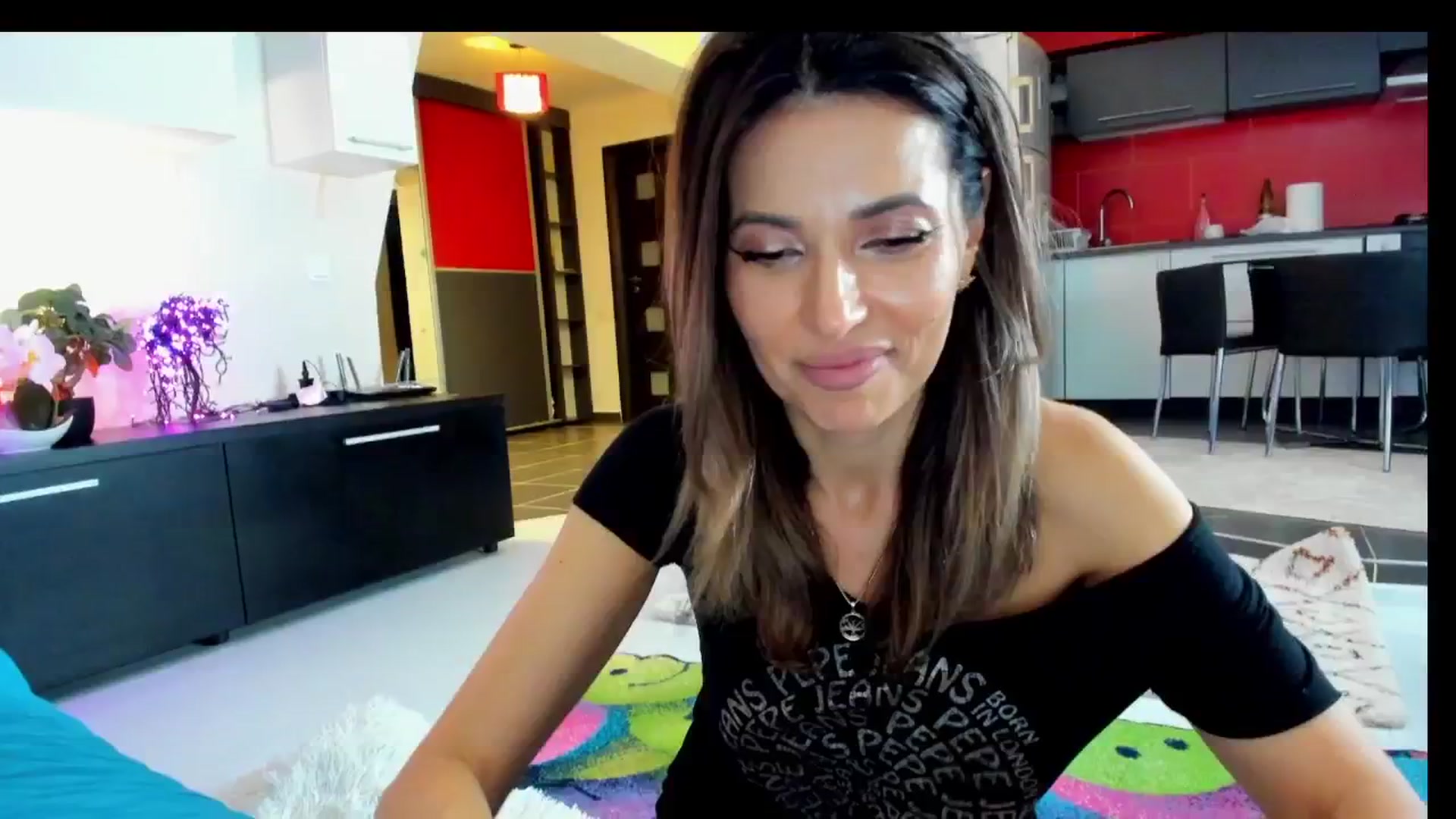 Gallery image thumbnail from SmileyTinaa's myfreecams stream on, 04/19/2025, 01:15 image 18 of 20