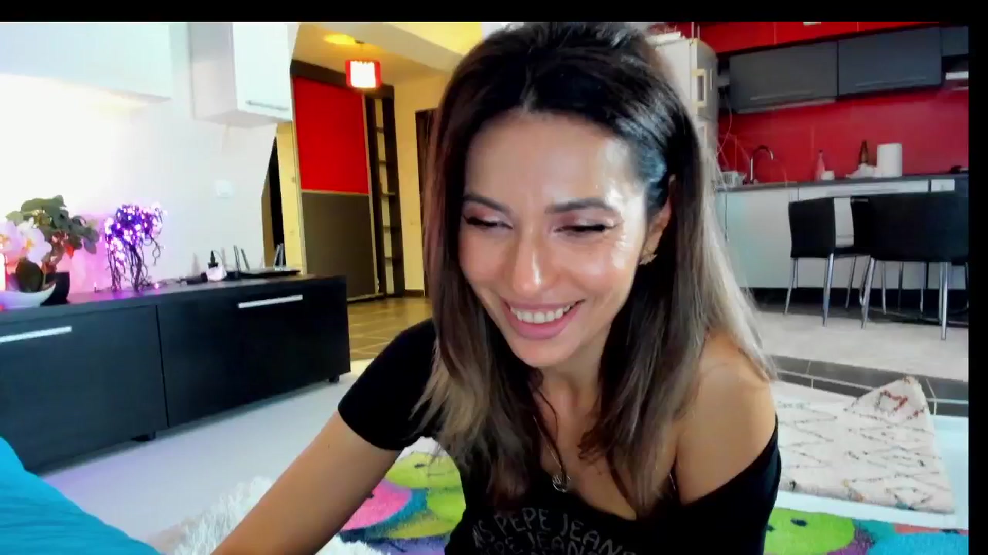 Gallery image thumbnail from SmileyTinaa's myfreecams stream on, 04/19/2025, 01:15 image 13 of 20