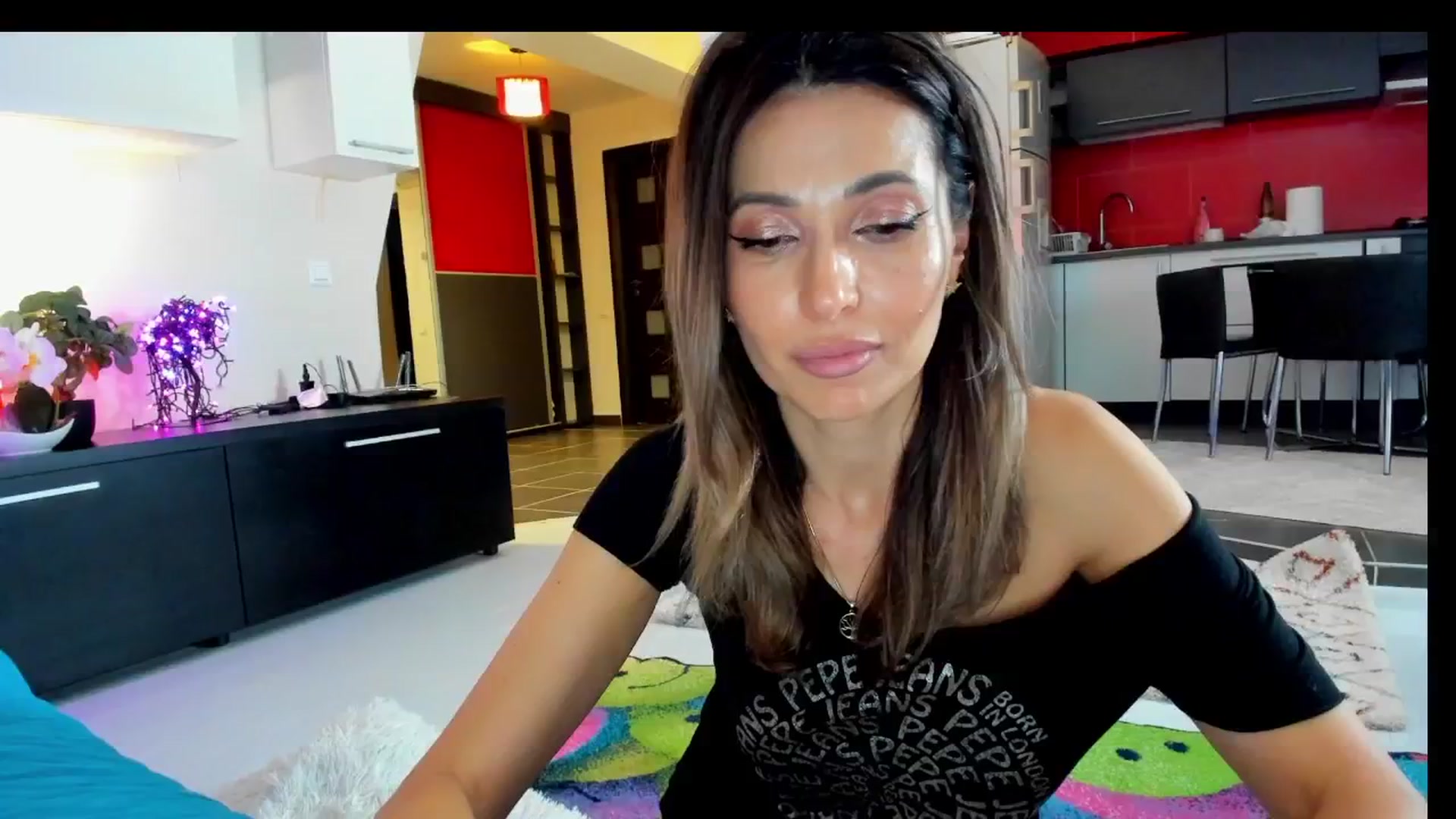 Gallery image thumbnail from SmileyTinaa's myfreecams stream on, 04/19/2025, 01:15 image 19 of 20