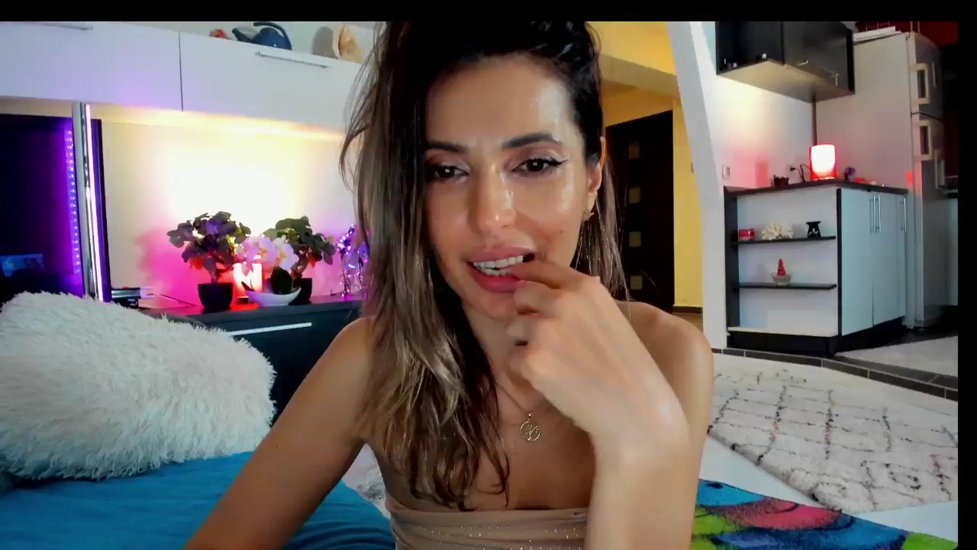 Gallery image thumbnail from SmileyTinaa's myfreecams stream on, 04/19/2025, 05:14 image 12 of 20