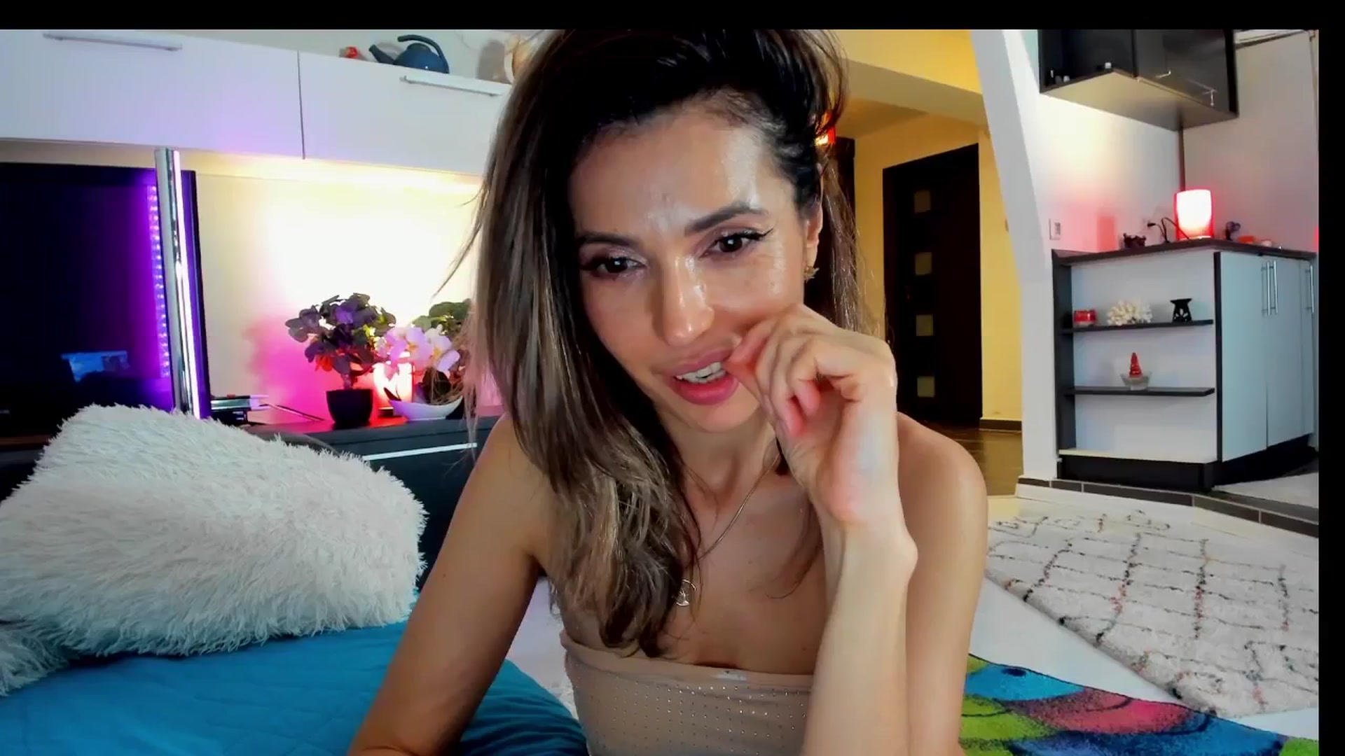 Gallery image thumbnail from SmileyTinaa's myfreecams stream on, 04/19/2025, 05:14 image 20 of 20