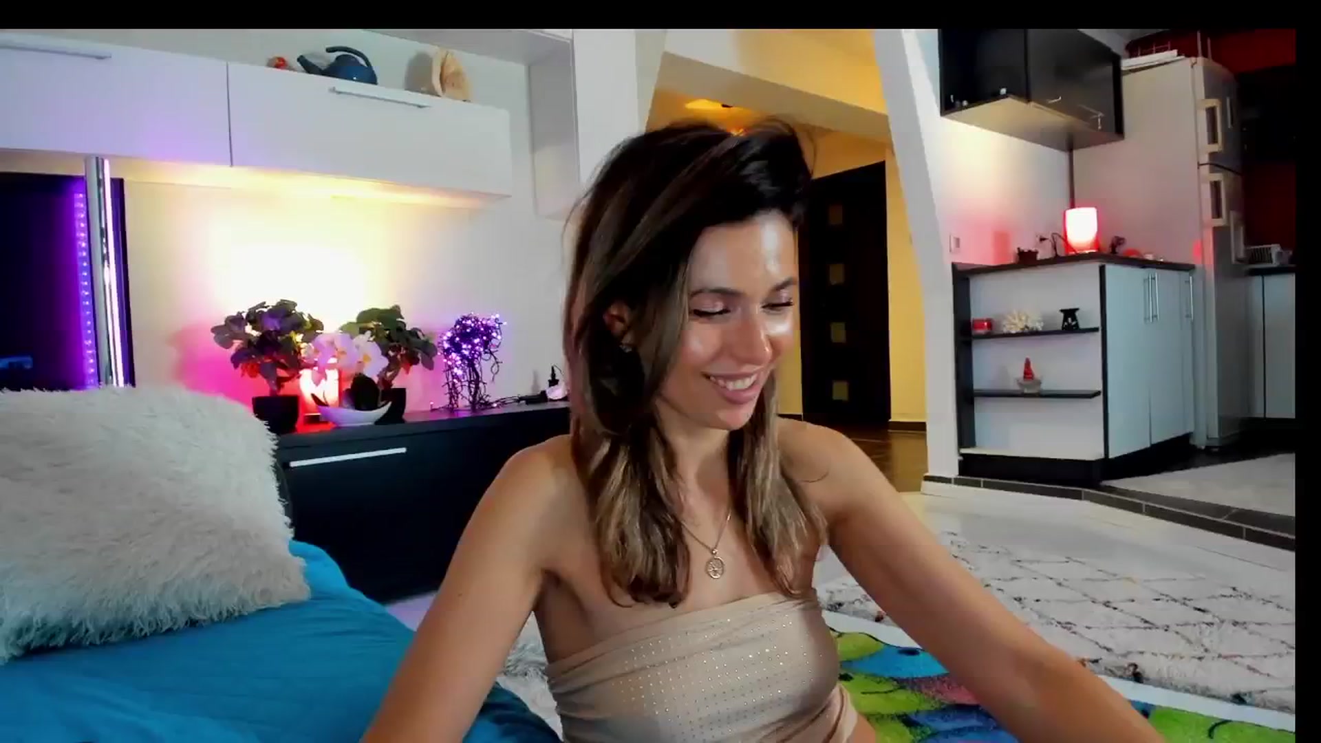 Gallery image thumbnail from SmileyTinaa's myfreecams stream on, 04/19/2025, 05:14 image 1 of 20