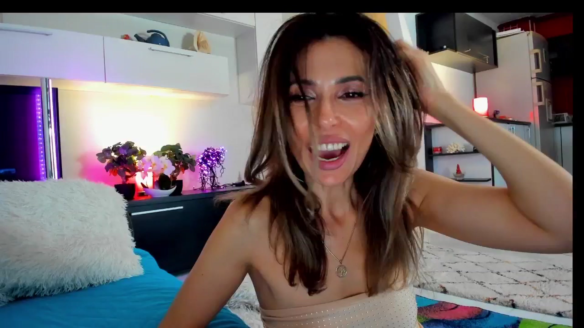 Gallery image thumbnail from SmileyTinaa's myfreecams stream on, 04/19/2025, 05:14 image 5 of 20
