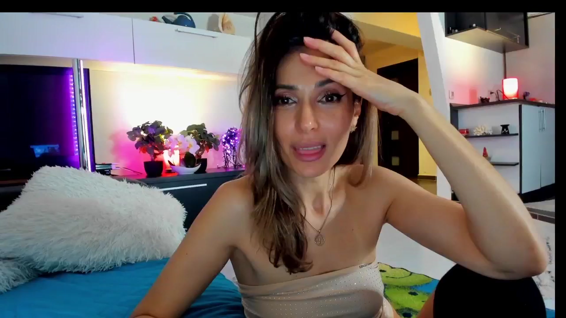 Gallery image thumbnail from SmileyTinaa's myfreecams stream on, 04/19/2025, 05:14 image 13 of 20