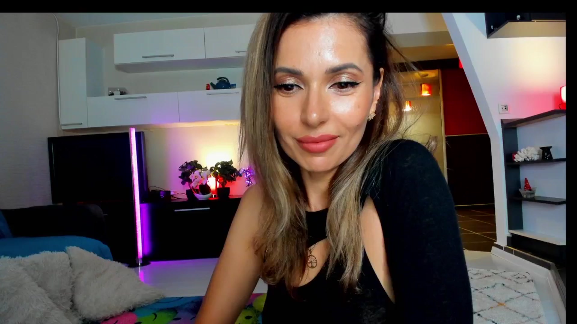 Gallery image thumbnail from SmileyTinaa's myfreecams stream on, 05/09/2025, 23:18 image 14 of 20