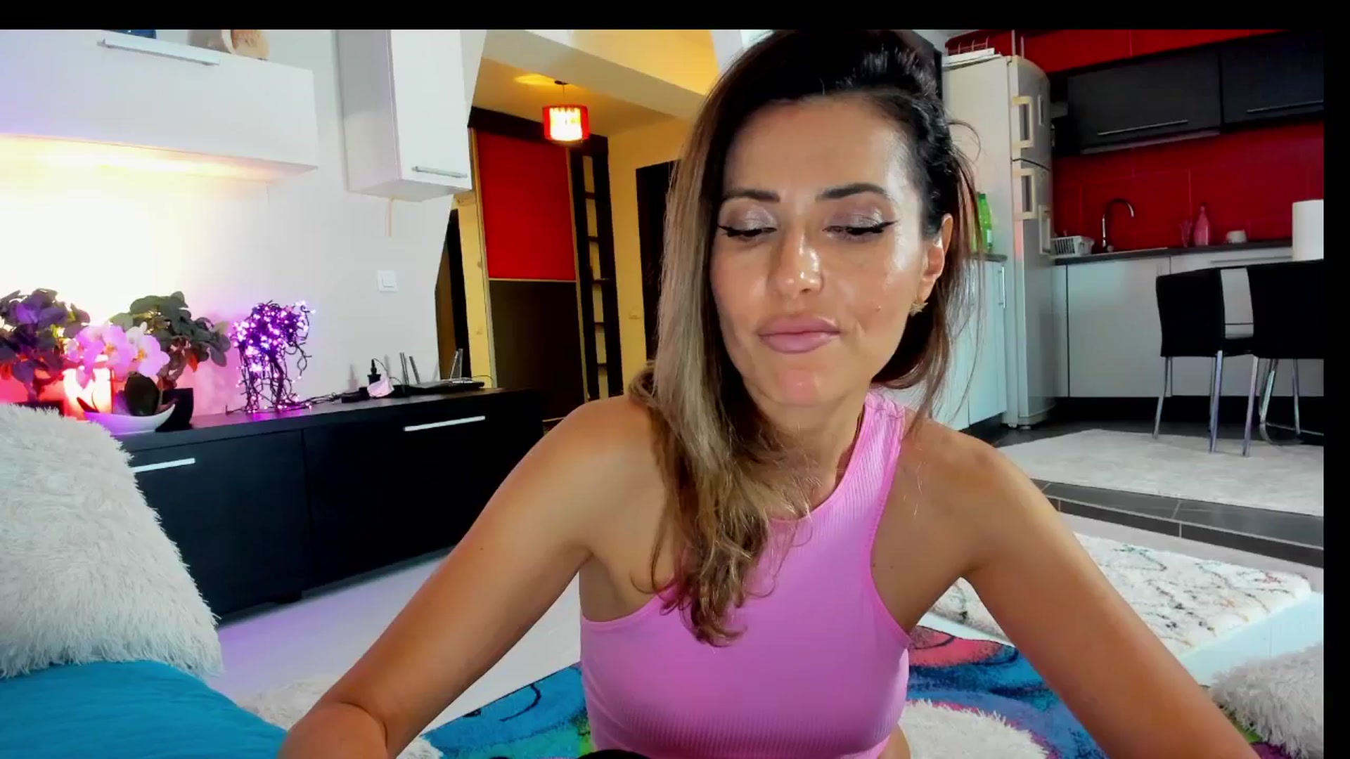 Gallery image thumbnail from SmileyTinaa's myfreecams stream on, 05/16/2025, 01:18 image 6 of 20