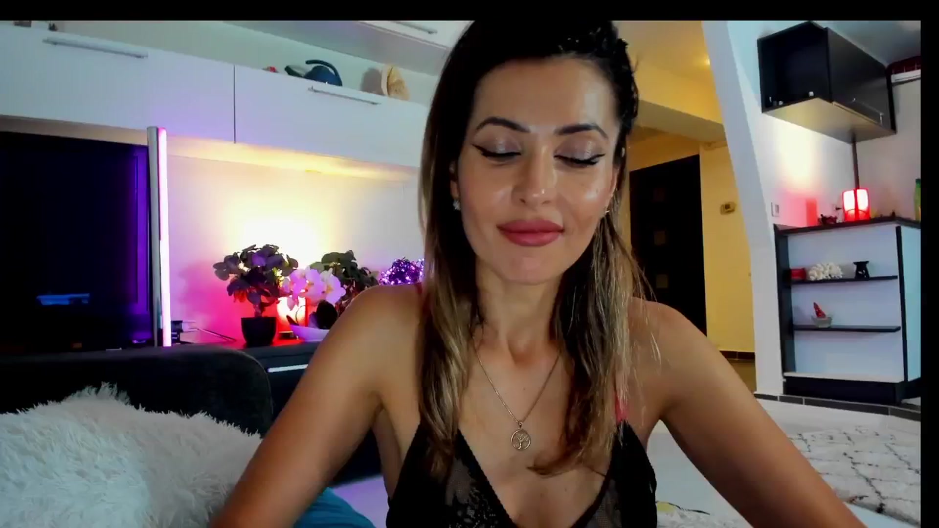 Gallery image thumbnail from SmileyTinaa's myfreecams stream on, 05/16/2025, 21:48 image 12 of 20