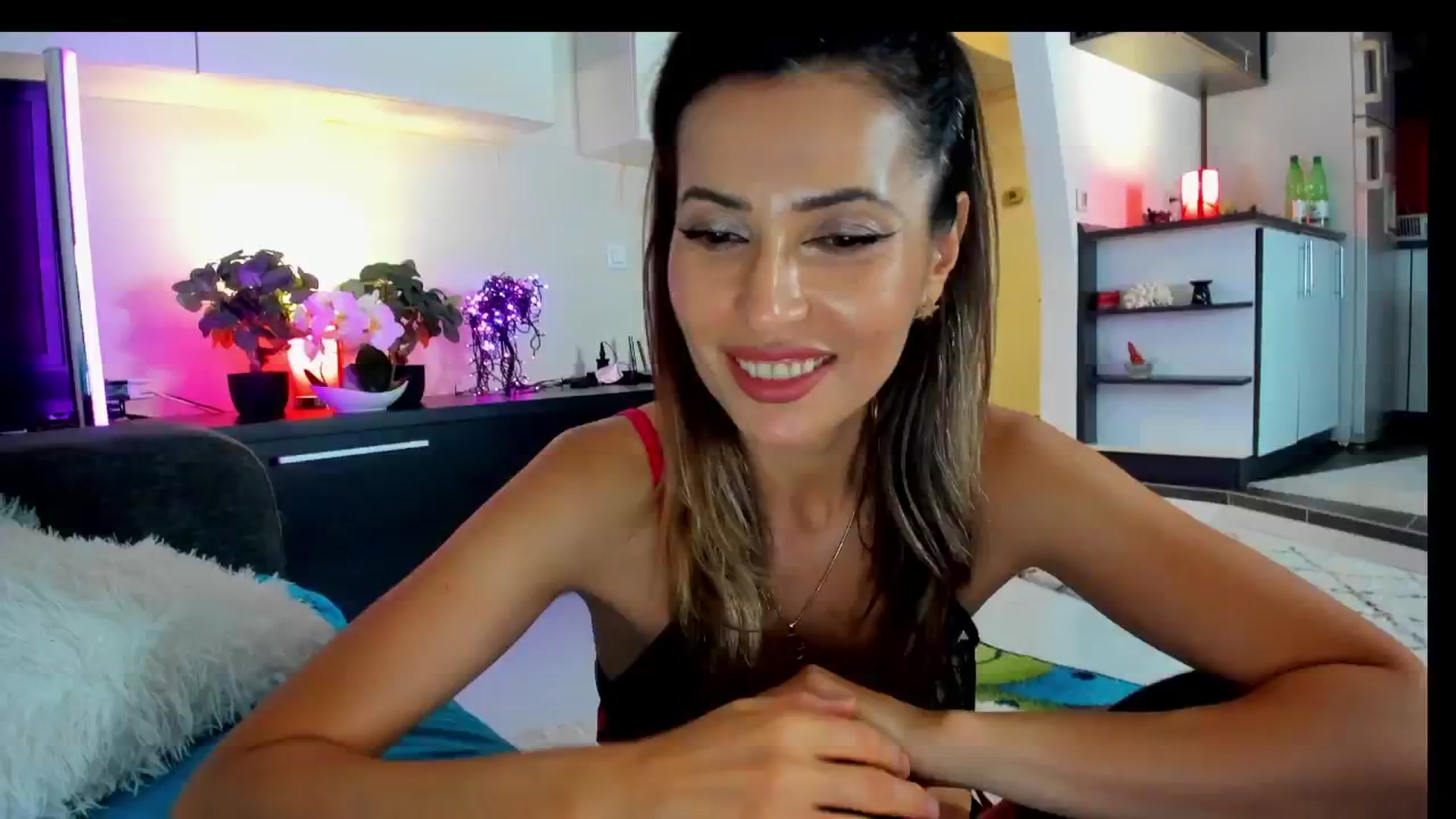 Gallery image thumbnail from SmileyTinaa's myfreecams stream on, 05/17/2025, 03:36 image 3 of 20