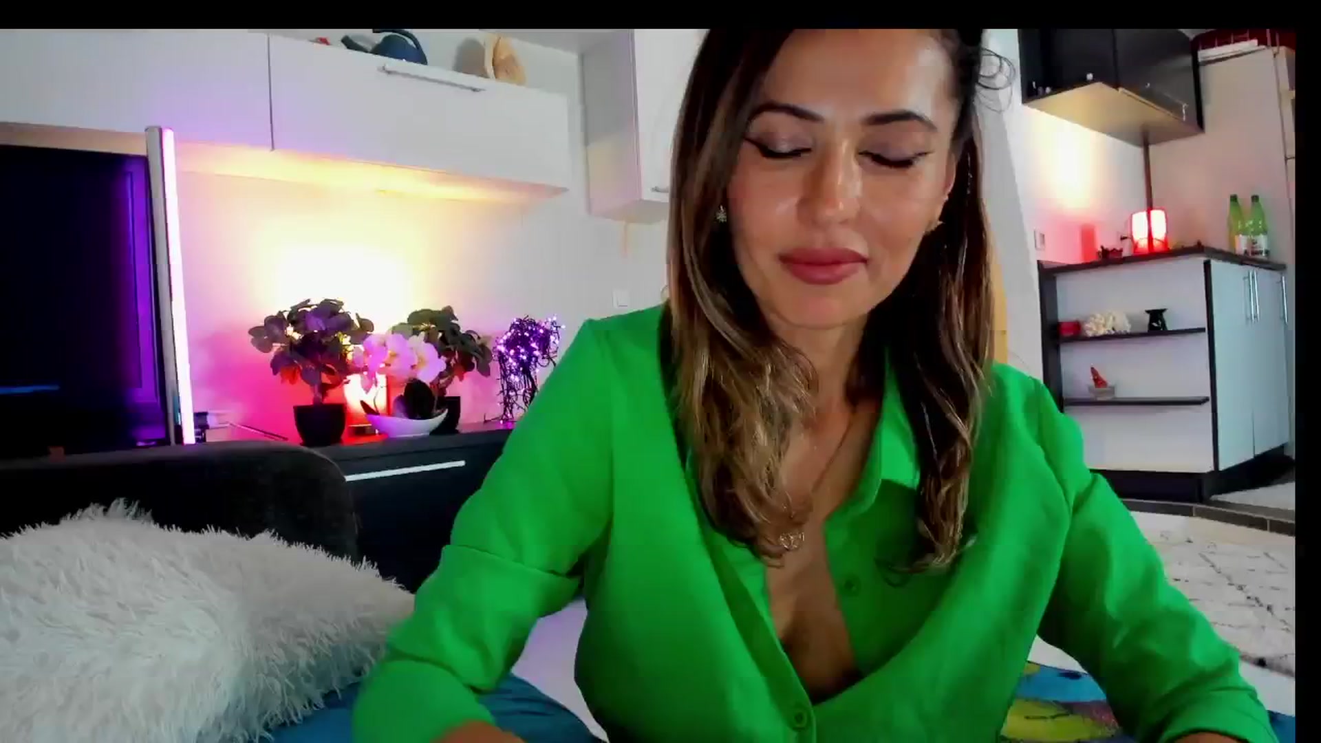 Gallery image thumbnail from SmileyTinaa's myfreecams stream on, 05/17/2025, 04:43 image 12 of 20