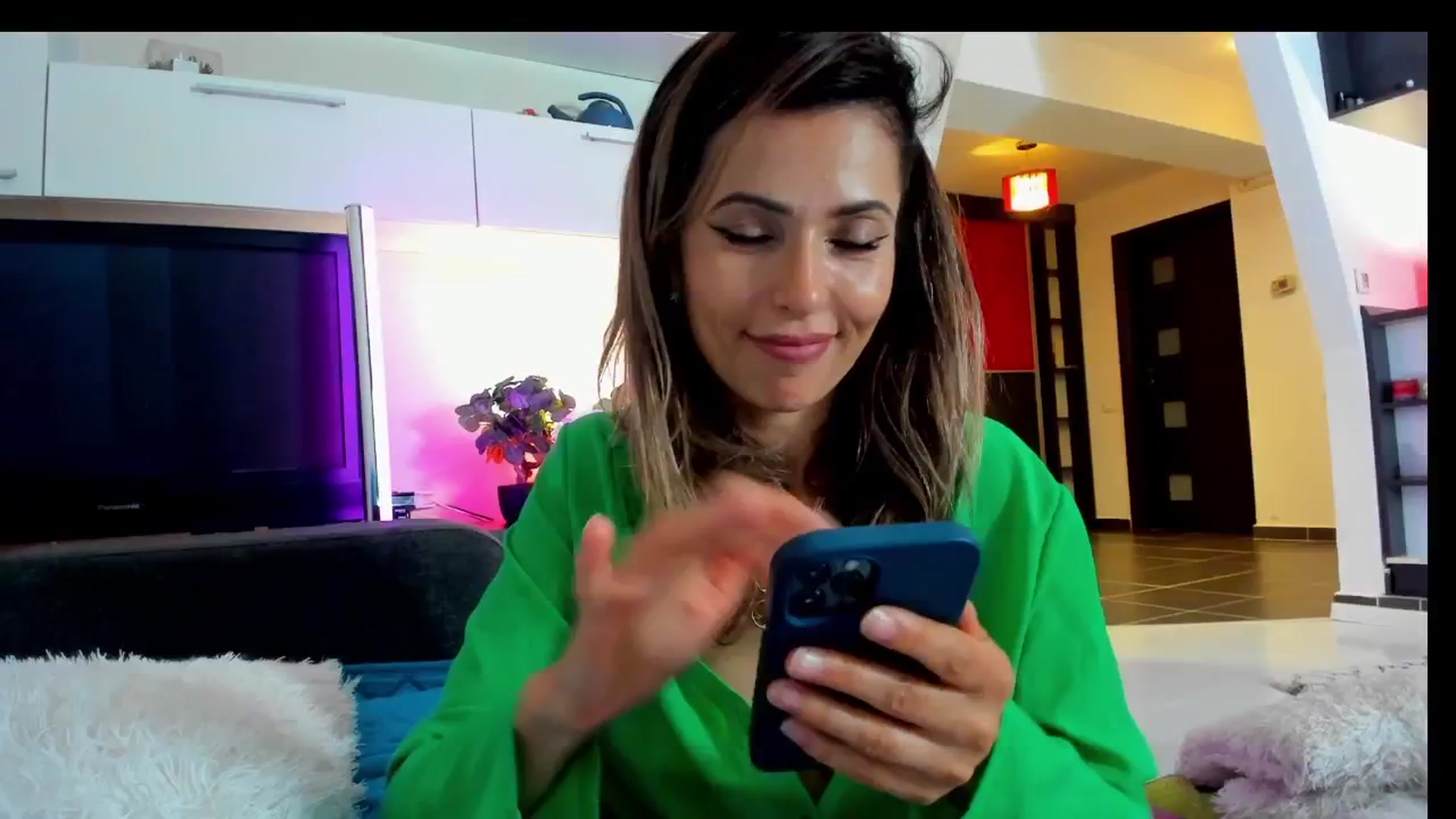 Gallery image thumbnail from SmileyTinaa's myfreecams stream on, 05/17/2025, 06:32 image 18 of 20