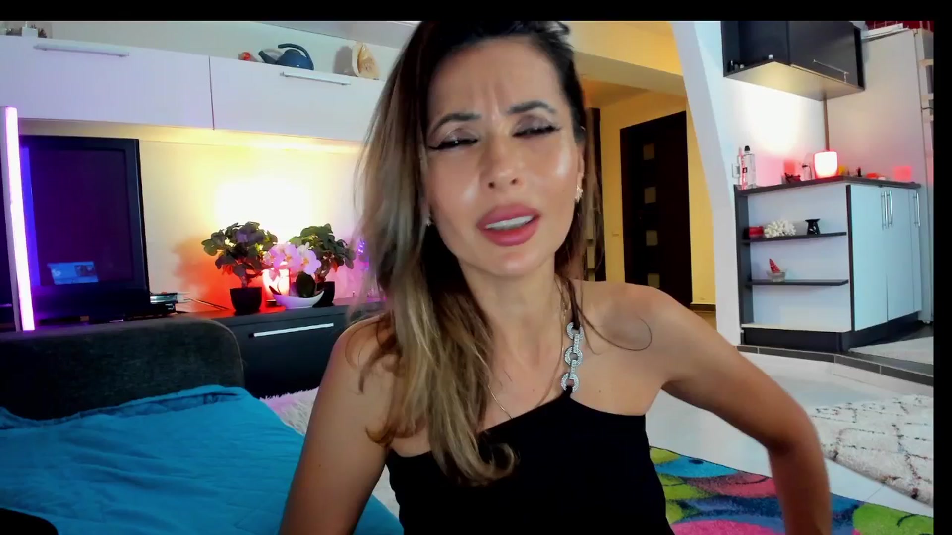 Gallery image thumbnail from SmileyTinaa's myfreecams stream on, 05/29/2025, 21:34 image 5 of 20