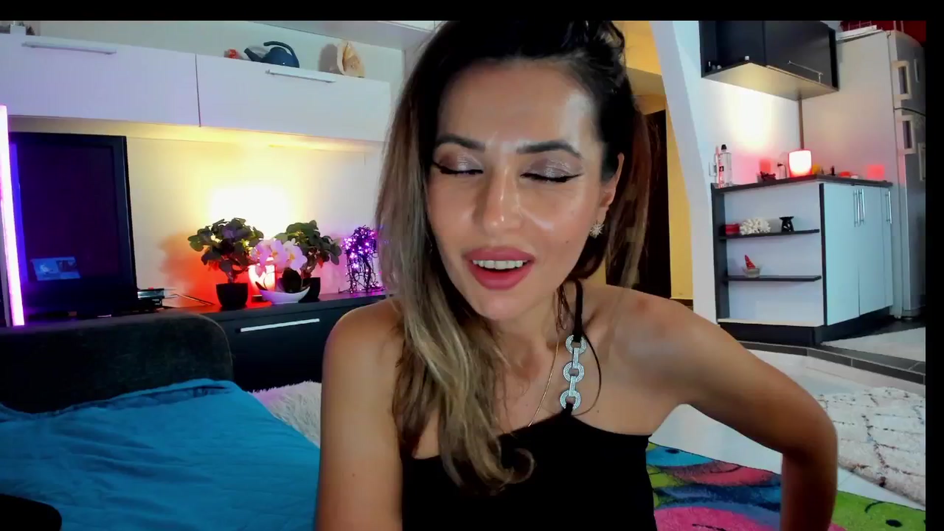 Gallery image thumbnail from SmileyTinaa's myfreecams stream on, 05/29/2025, 21:34 image 2 of 20