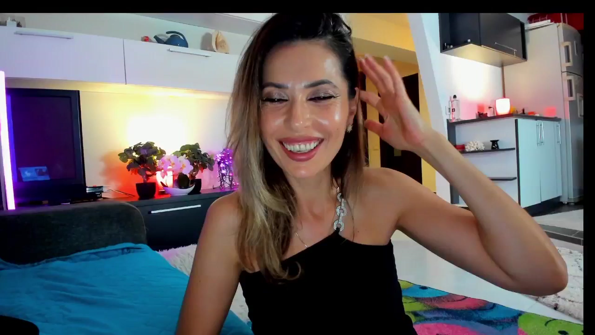 Gallery image thumbnail from SmileyTinaa's myfreecams stream on, 05/29/2025, 21:34 image 4 of 20