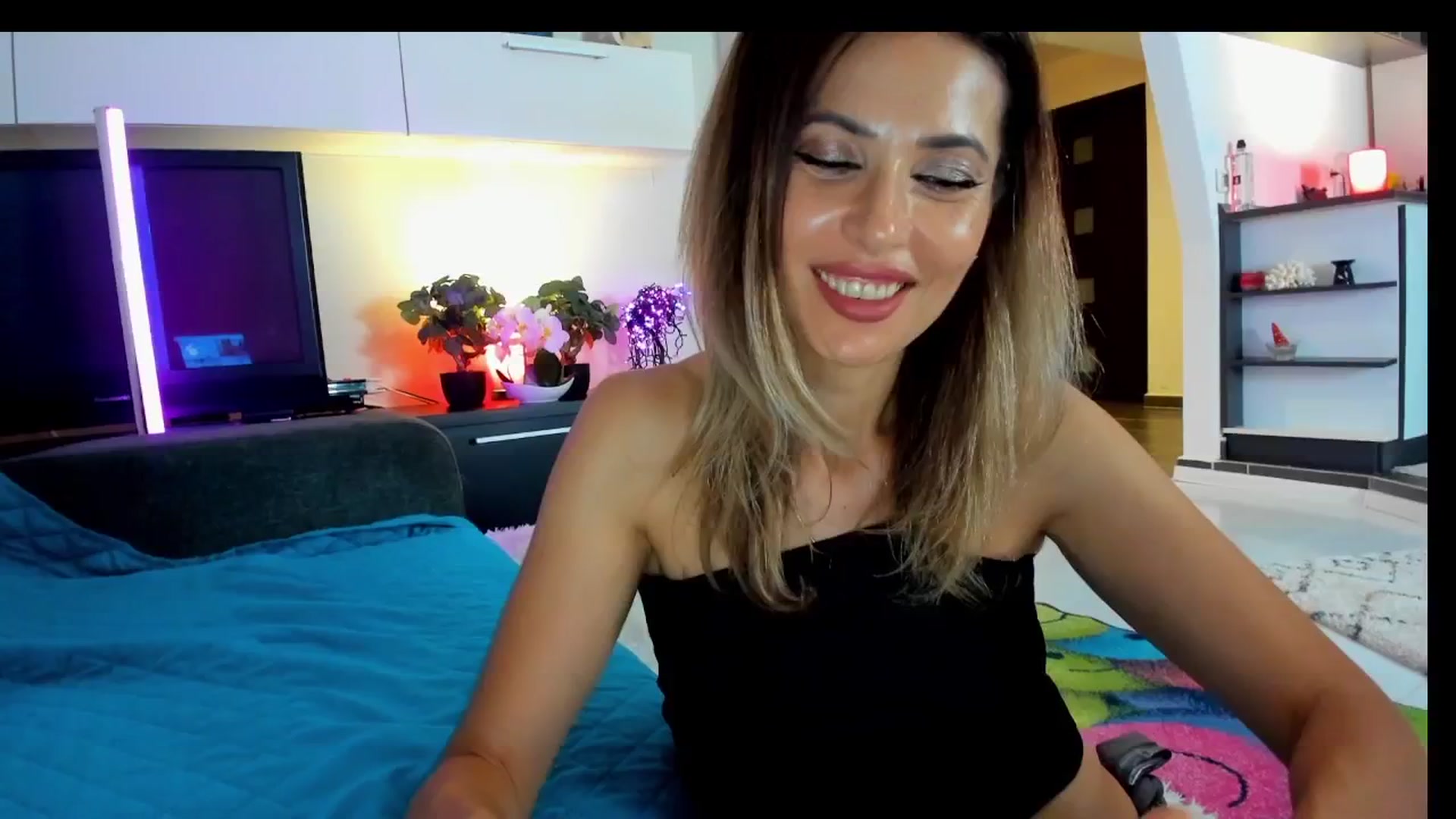 Gallery image thumbnail from SmileyTinaa's myfreecams stream on, 05/30/2025, 24:08 image 6 of 20