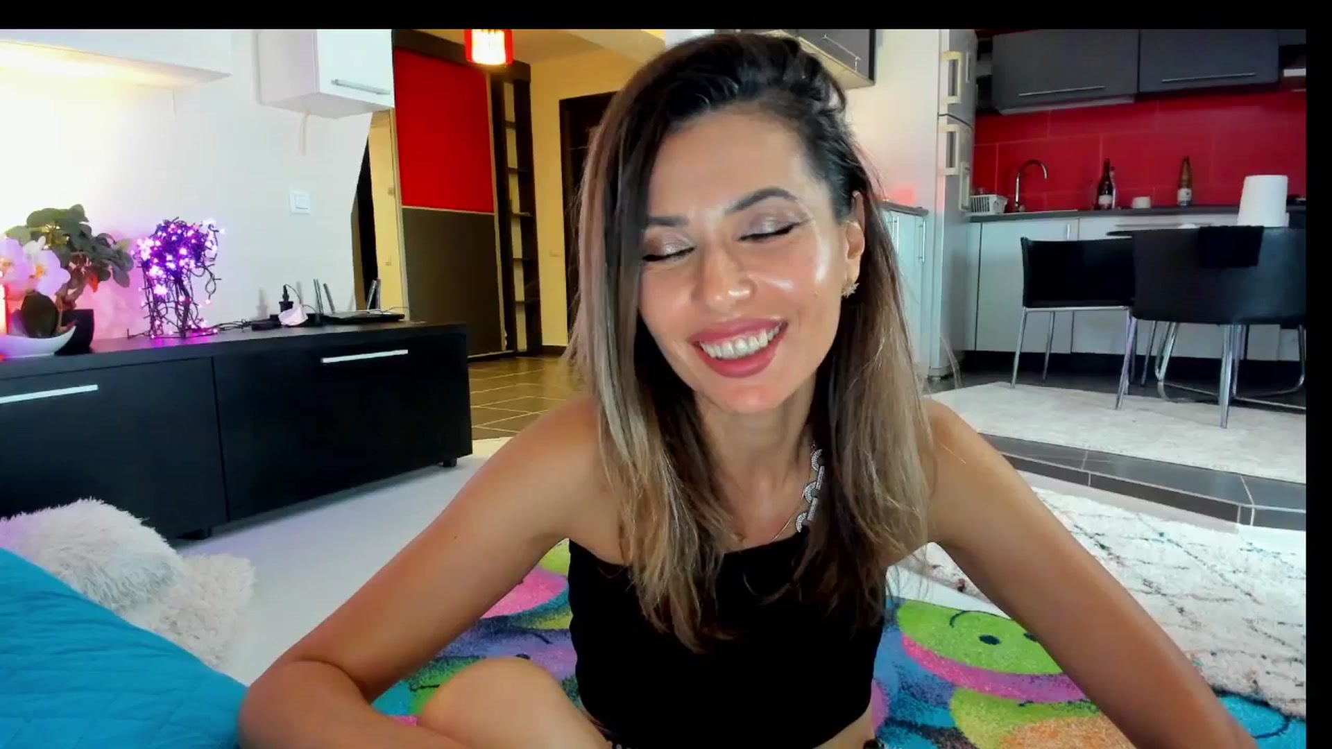 Gallery image thumbnail from SmileyTinaa's myfreecams stream on, 05/30/2025, 24:08 image 18 of 20