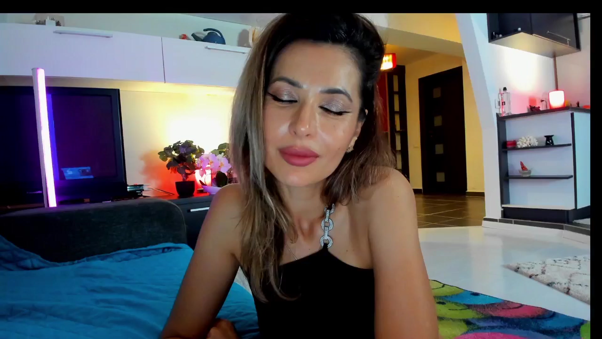Gallery image thumbnail from SmileyTinaa's myfreecams stream on, 05/30/2025, 24:08 image 11 of 20
