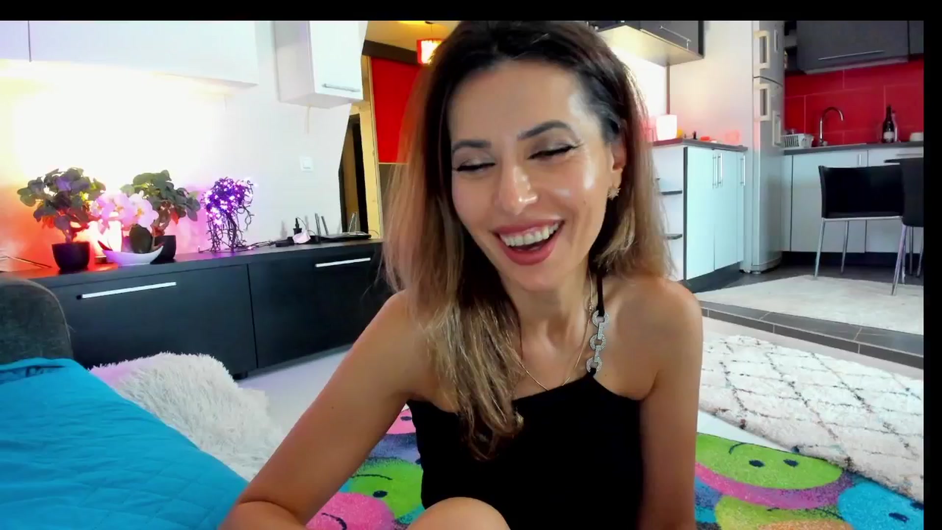 Gallery image thumbnail from SmileyTinaa's myfreecams stream on, 05/30/2025, 24:08 image 4 of 20