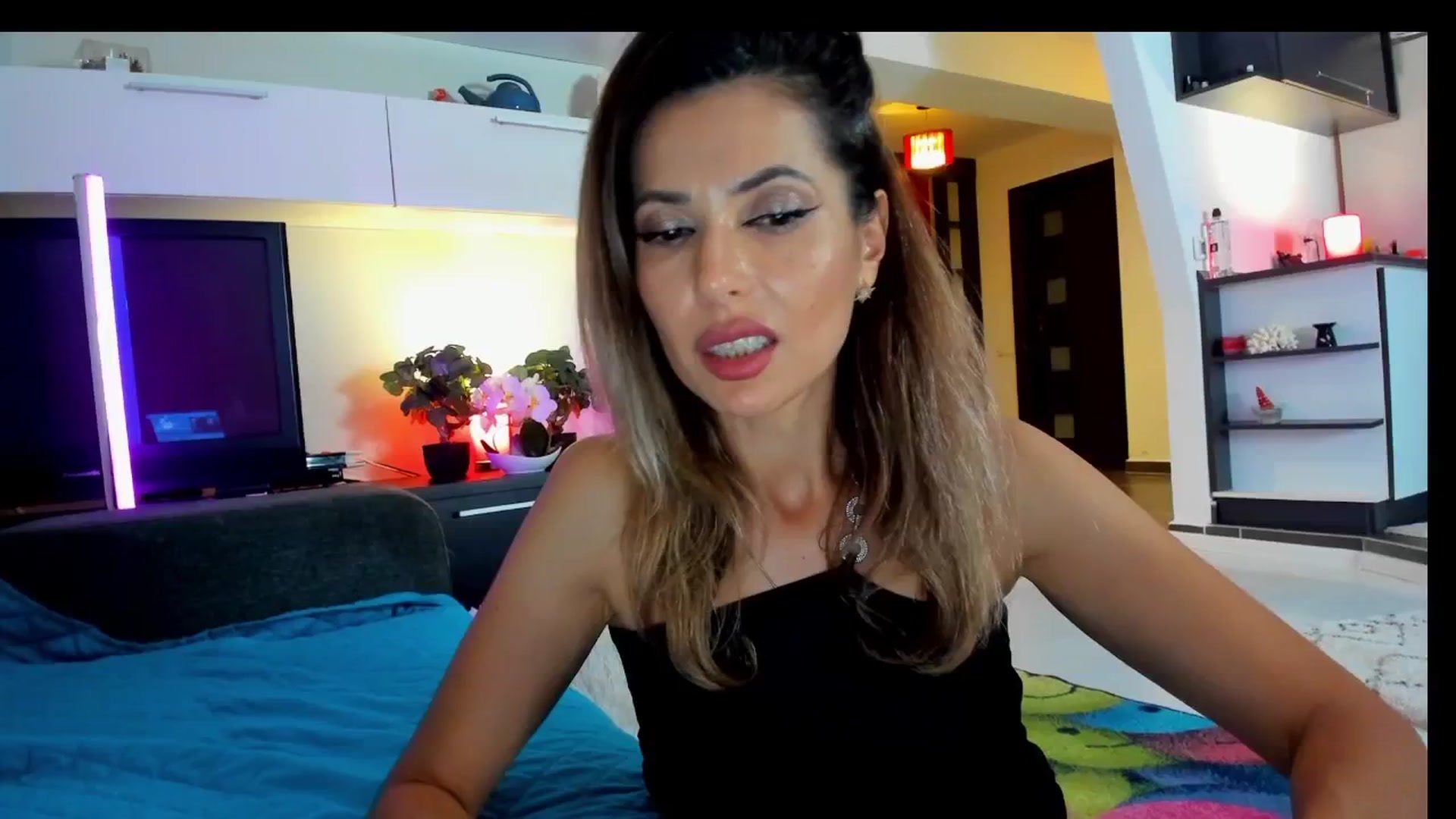 Gallery image thumbnail from SmileyTinaa's myfreecams stream on, 05/30/2025, 24:08 image 12 of 20
