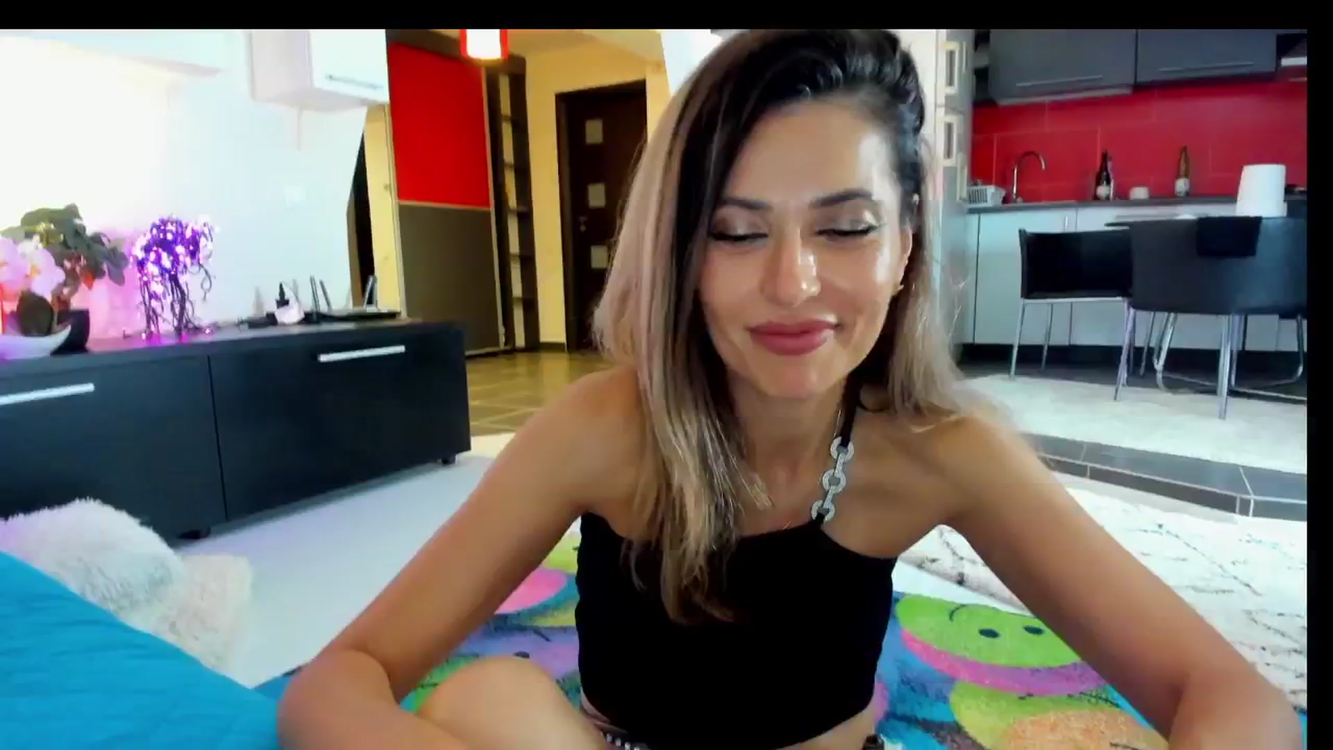 Gallery image thumbnail from SmileyTinaa's myfreecams stream on, 05/30/2025, 24:39 image 4 of 20