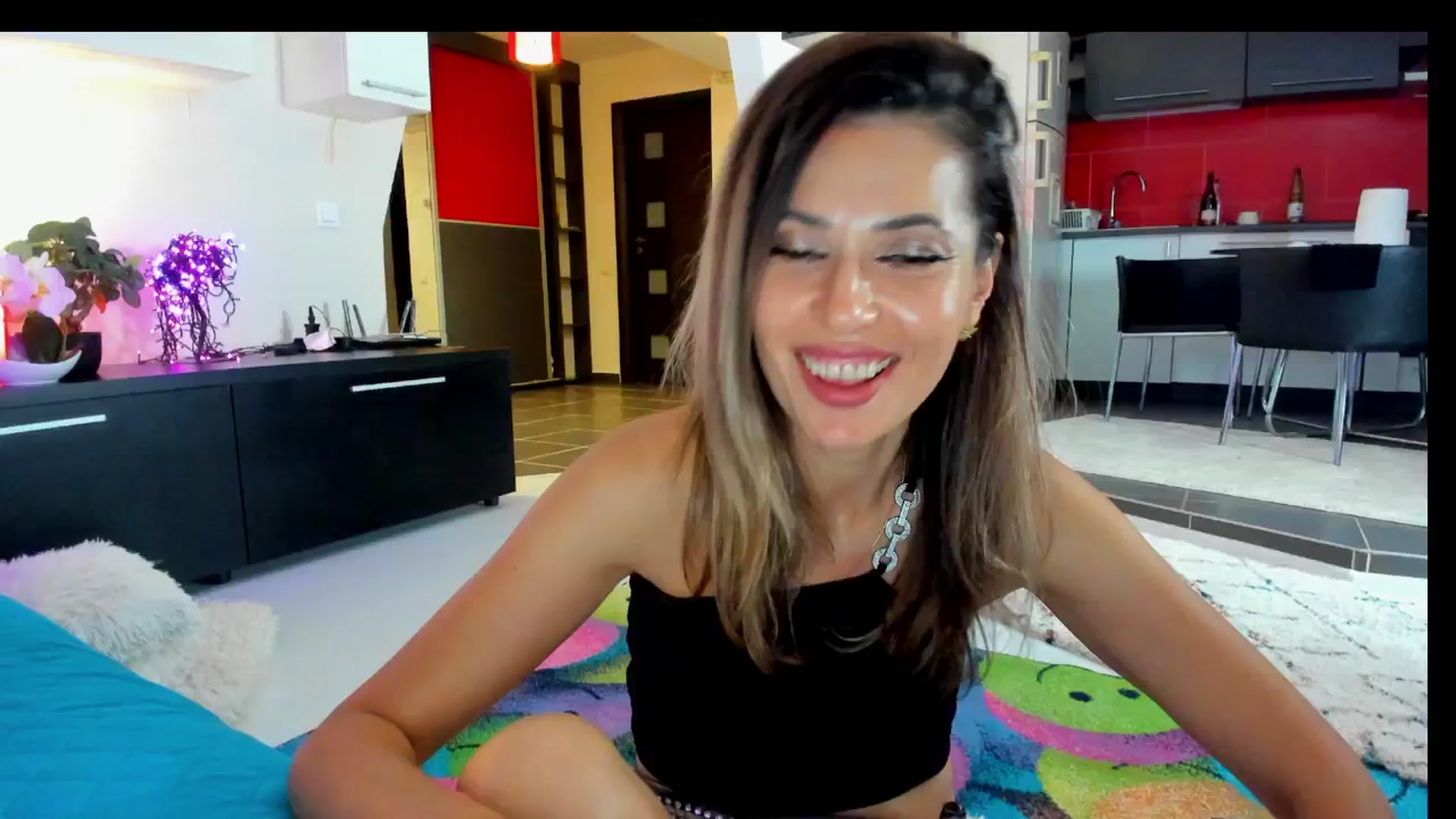 Gallery image thumbnail from SmileyTinaa's myfreecams stream on, 05/30/2025, 24:39 image 6 of 20