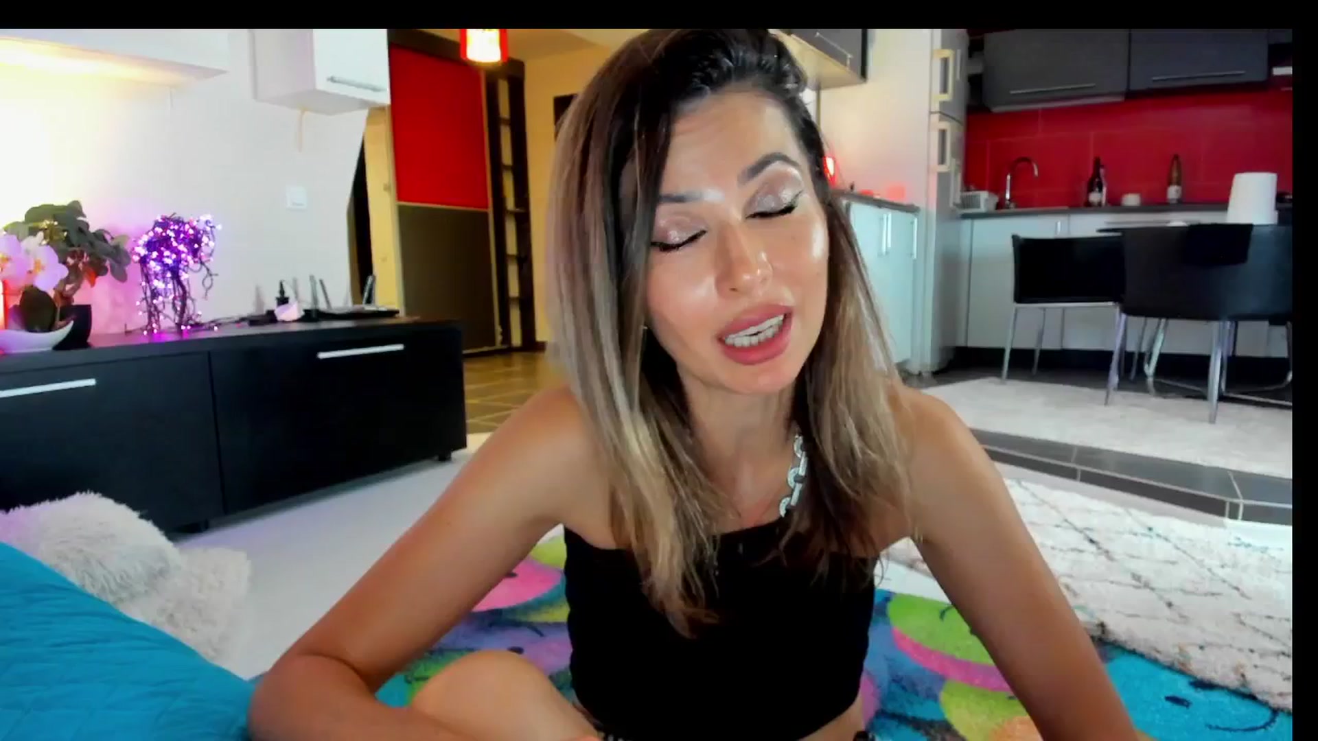 Gallery image thumbnail from SmileyTinaa's myfreecams stream on, 05/30/2025, 24:39 image 9 of 20