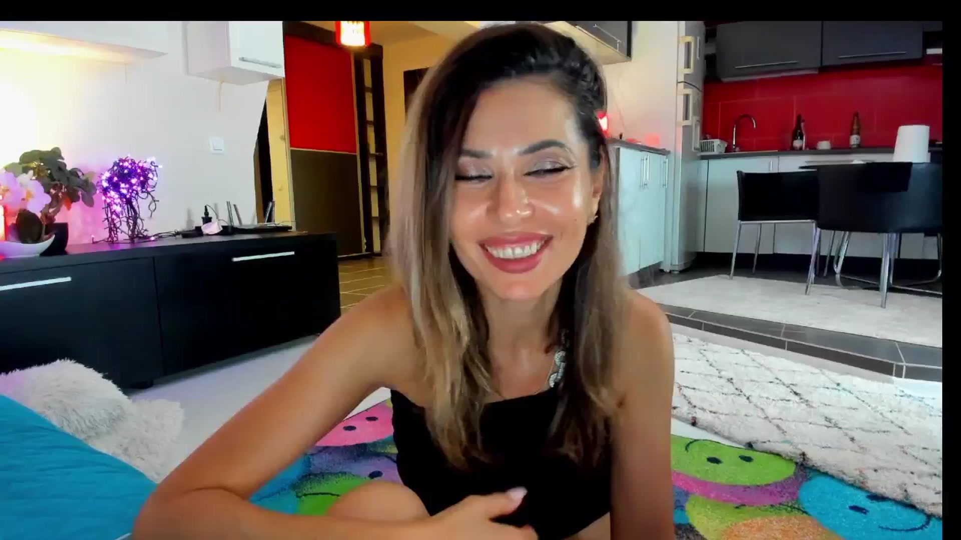 Gallery image thumbnail from SmileyTinaa's myfreecams stream on, 05/30/2025, 24:39 image 13 of 20