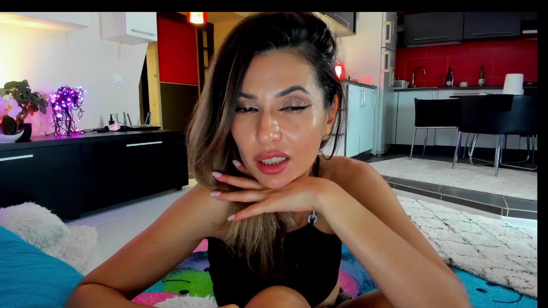 Gallery image thumbnail from SmileyTinaa's myfreecams stream on, 05/30/2025, 24:39 image 1 of 20