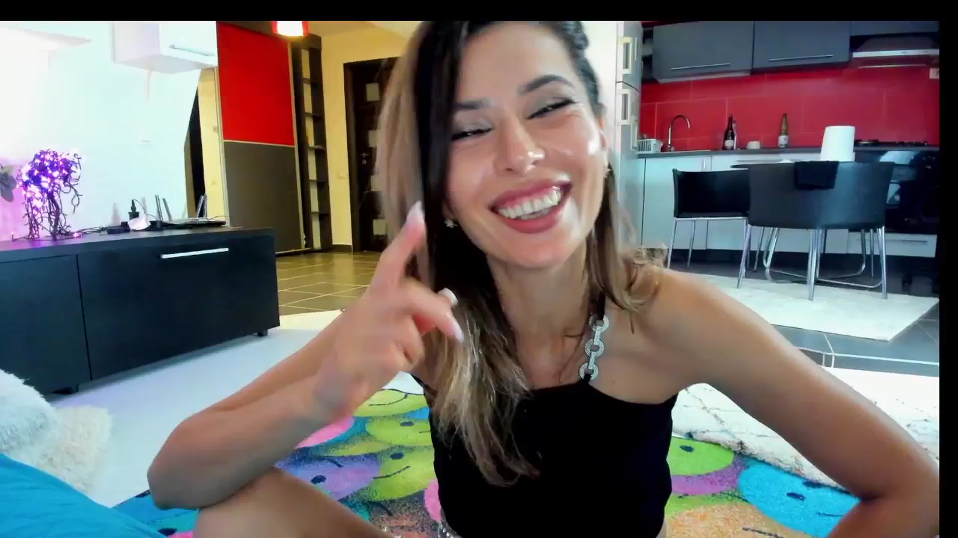Gallery image thumbnail from SmileyTinaa's myfreecams stream on, 05/30/2025, 24:39 image 17 of 20