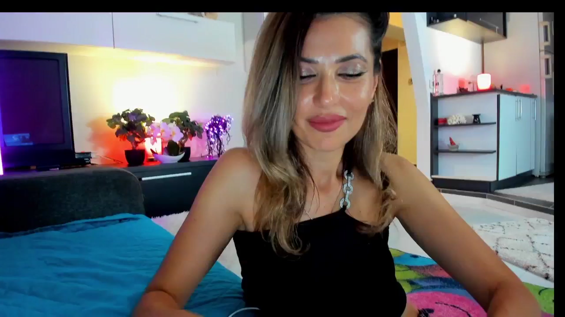 Gallery image thumbnail from SmileyTinaa's myfreecams stream on, 05/30/2025, 01:43 image 6 of 20