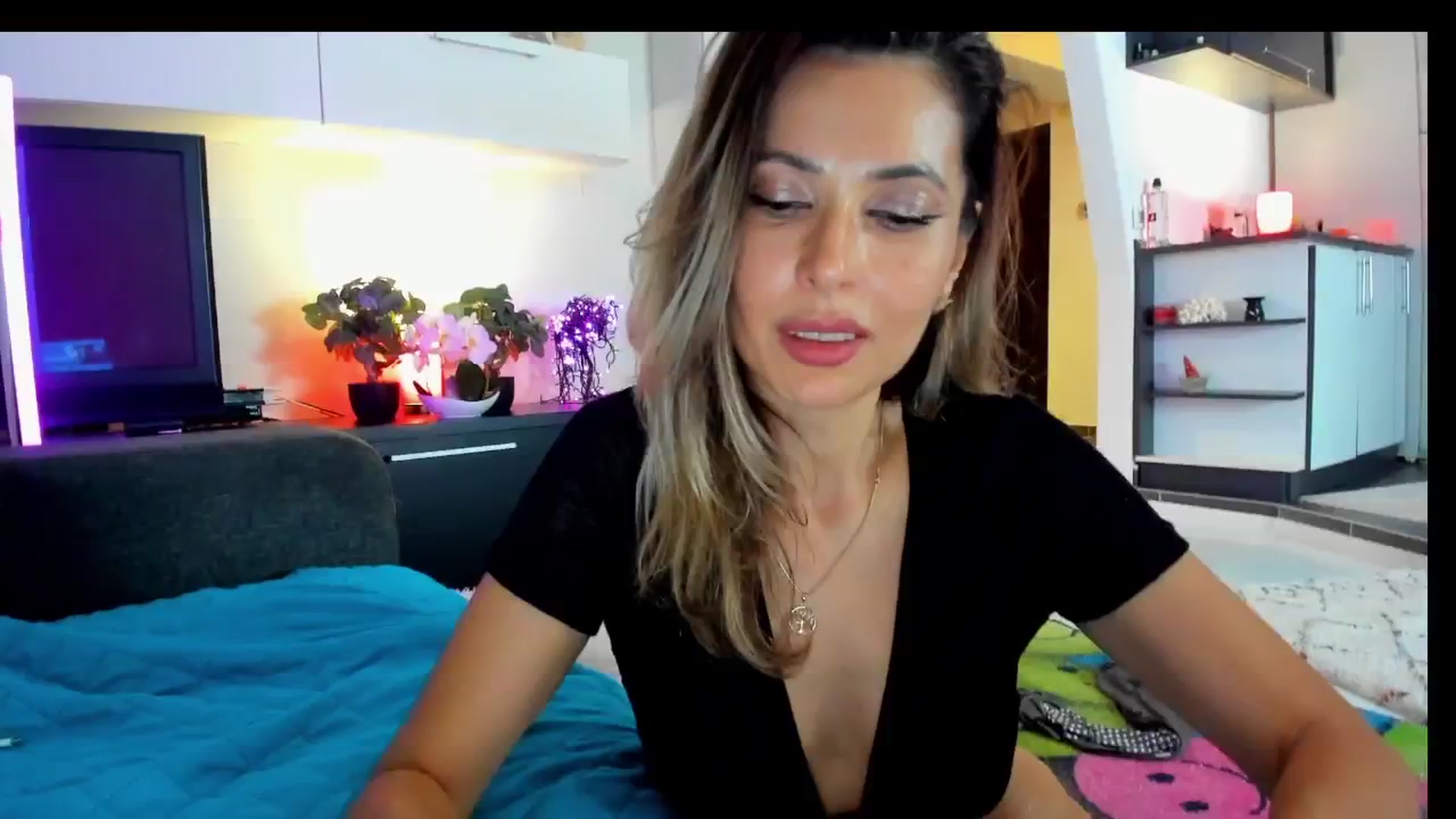 Gallery image thumbnail from SmileyTinaa's myfreecams stream on, 05/30/2025, 05:31 image 18 of 20