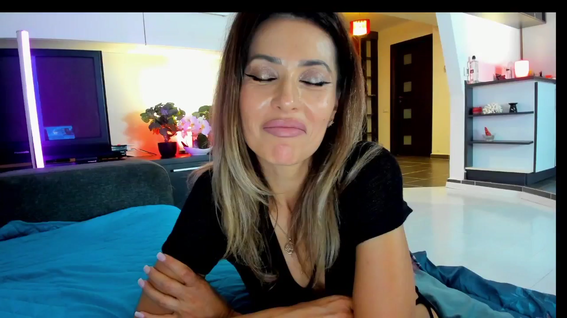 Gallery image thumbnail from SmileyTinaa's myfreecams stream on, 05/30/2025, 22:55 image 9 of 20