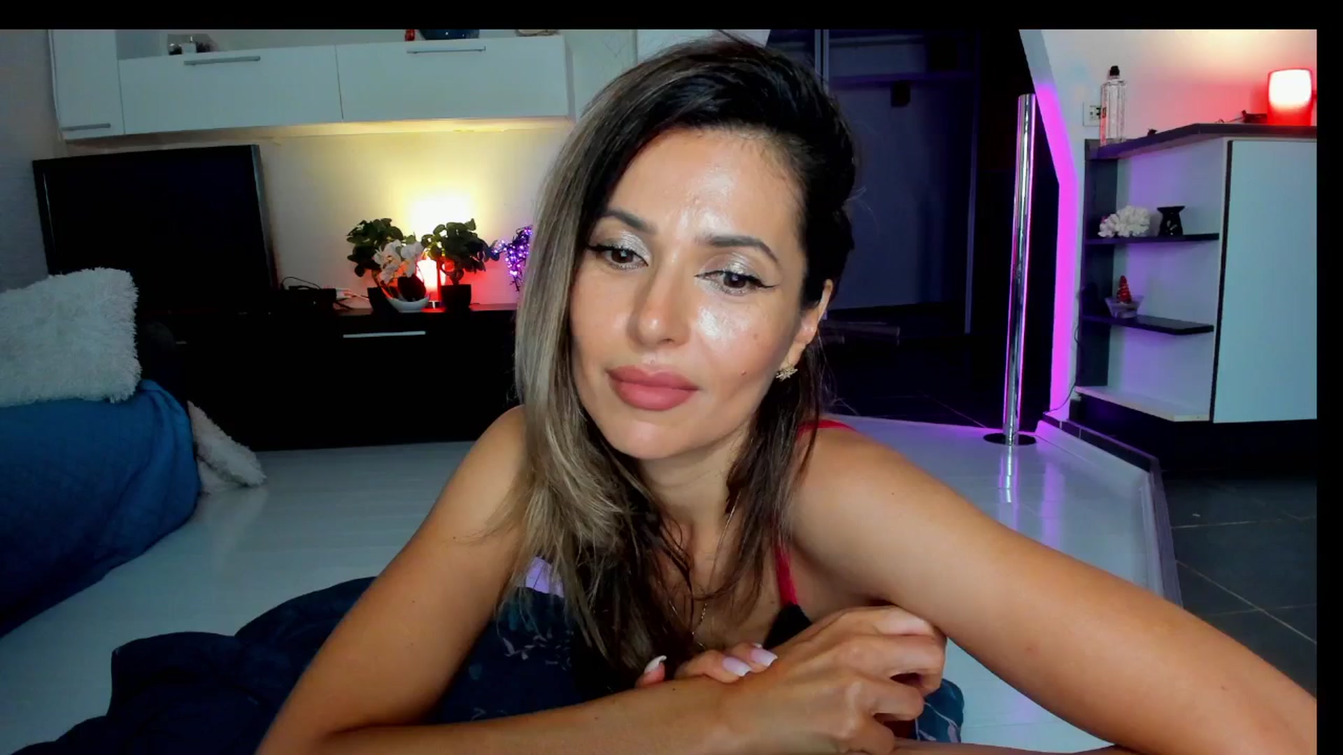 Gallery image thumbnail from SmileyTinaa's myfreecams stream on, 06/07/2025, 03:25 image 10 of 20