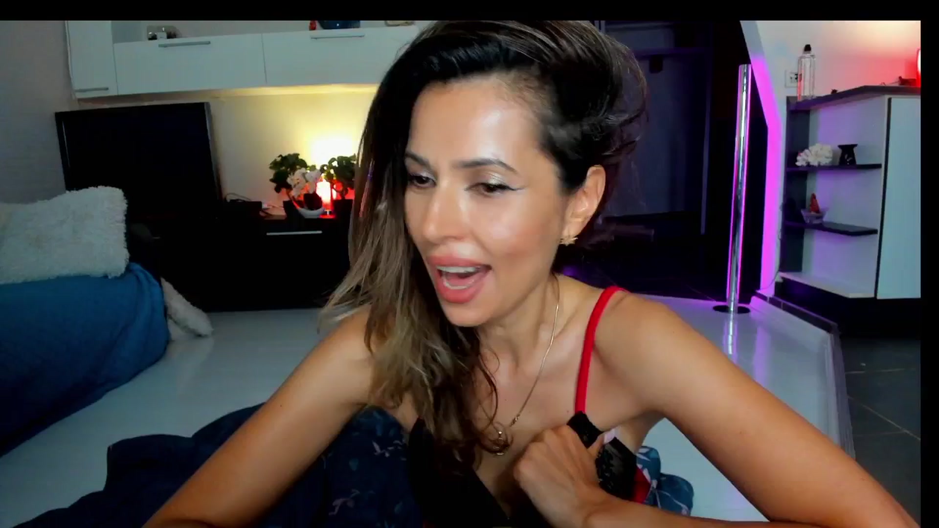 Gallery image thumbnail from SmileyTinaa's myfreecams stream on, 06/07/2025, 03:25 image 11 of 20