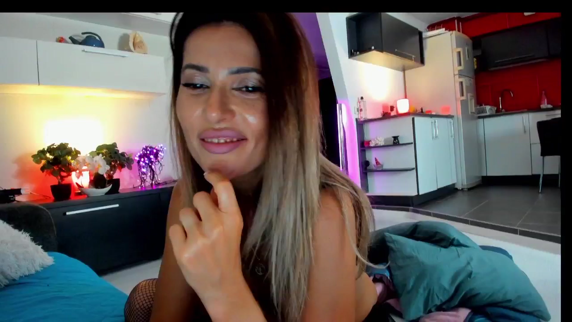 Gallery image thumbnail from SmileyTinaa's myfreecams stream on, 06/20/2025, 24:04 image 15 of 20