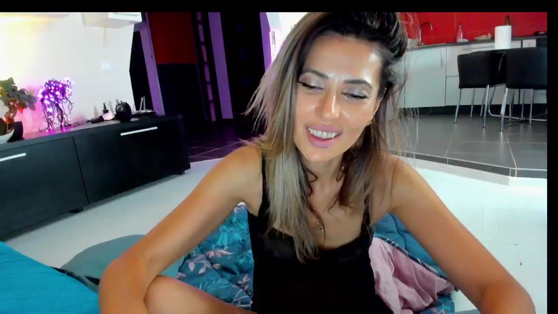 Gallery image thumbnail from SmileyTinaa's myfreecams stream on, 06/20/2025, 02:39 image 16 of 20