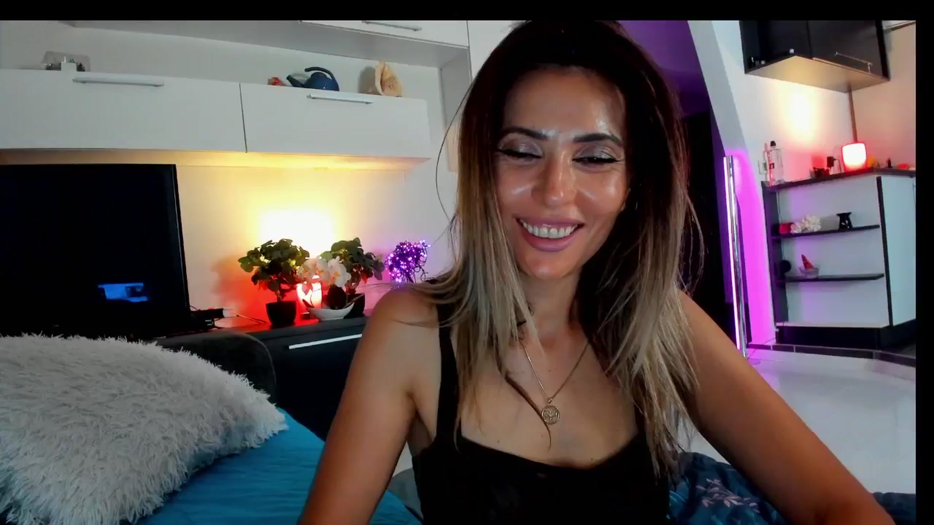 Gallery image thumbnail from SmileyTinaa's myfreecams stream on, 06/20/2025, 02:39 image 2 of 20