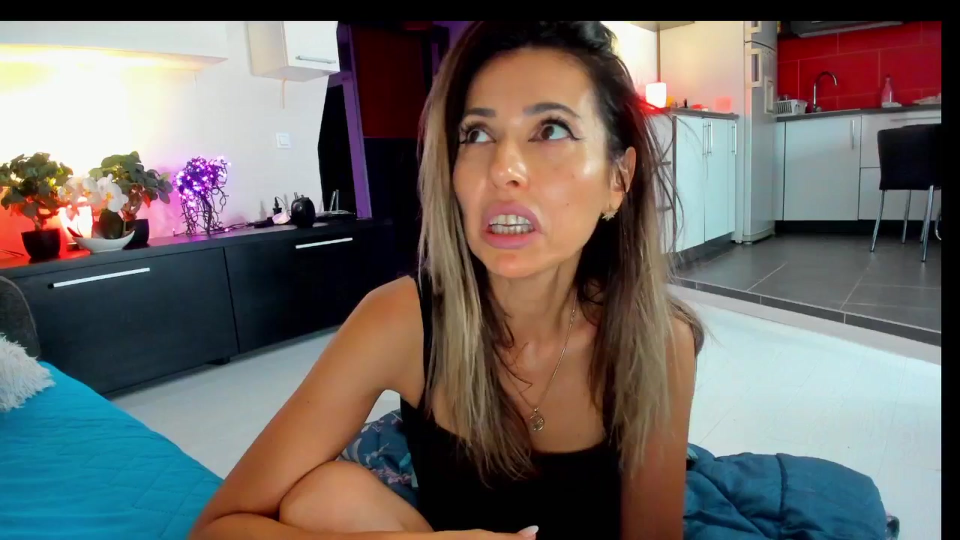 Gallery image thumbnail from SmileyTinaa's myfreecams stream on, 06/20/2025, 04:24 image 2 of 20