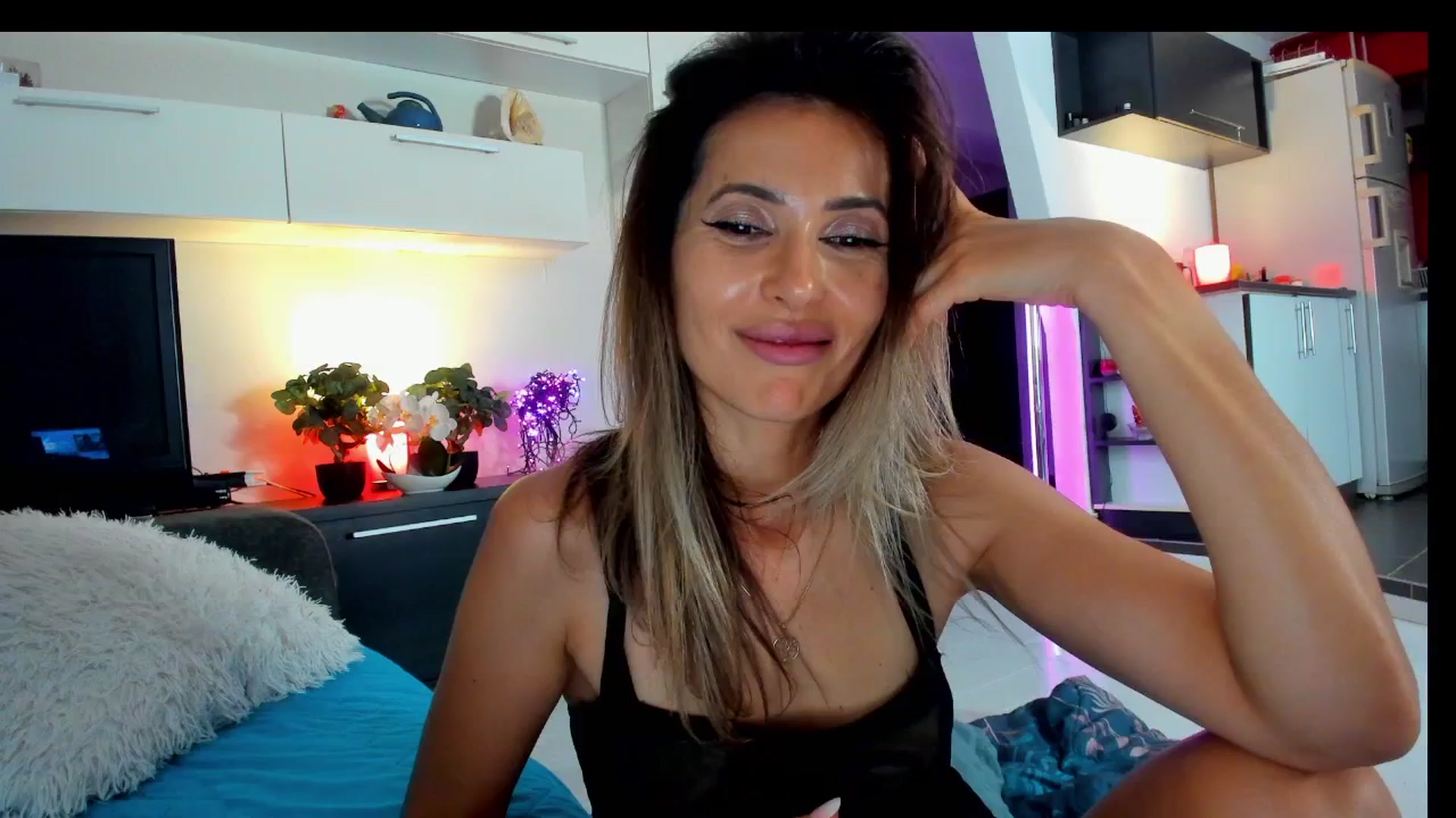 Gallery image thumbnail from SmileyTinaa's myfreecams stream on, 06/20/2025, 05:30 image 18 of 20