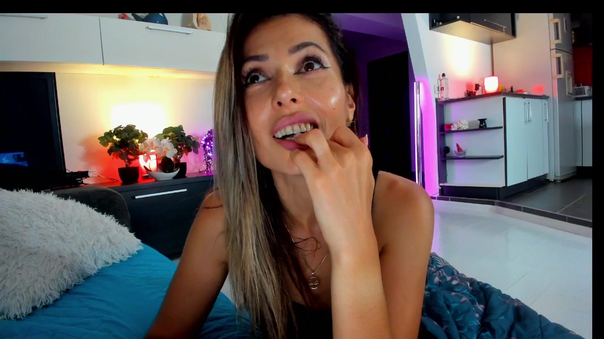 Gallery image thumbnail from SmileyTinaa's myfreecams stream on, 06/20/2025, 05:30 image 19 of 20