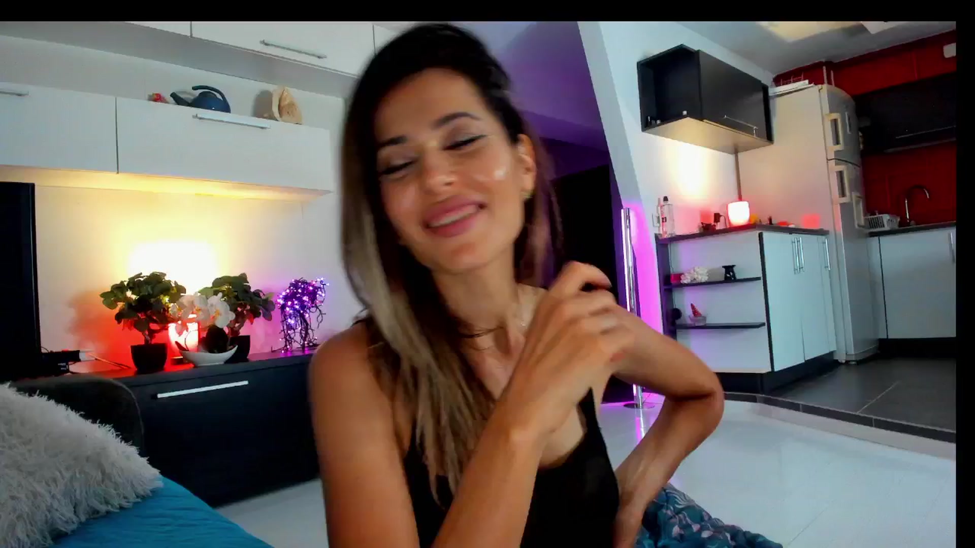Gallery image thumbnail from SmileyTinaa's myfreecams stream on, 06/20/2025, 05:30 image 17 of 20