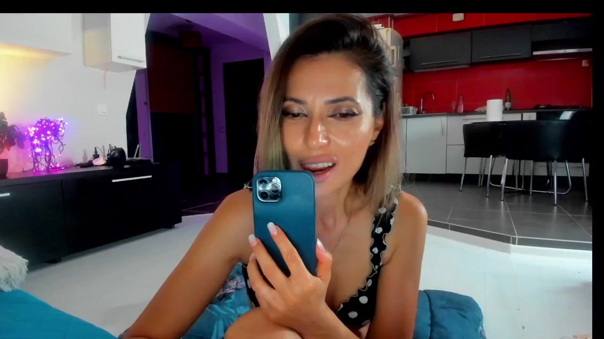 Gallery image thumbnail from SmileyTinaa's myfreecams stream on, 06/27/2025, 24:35 image 16 of 20
