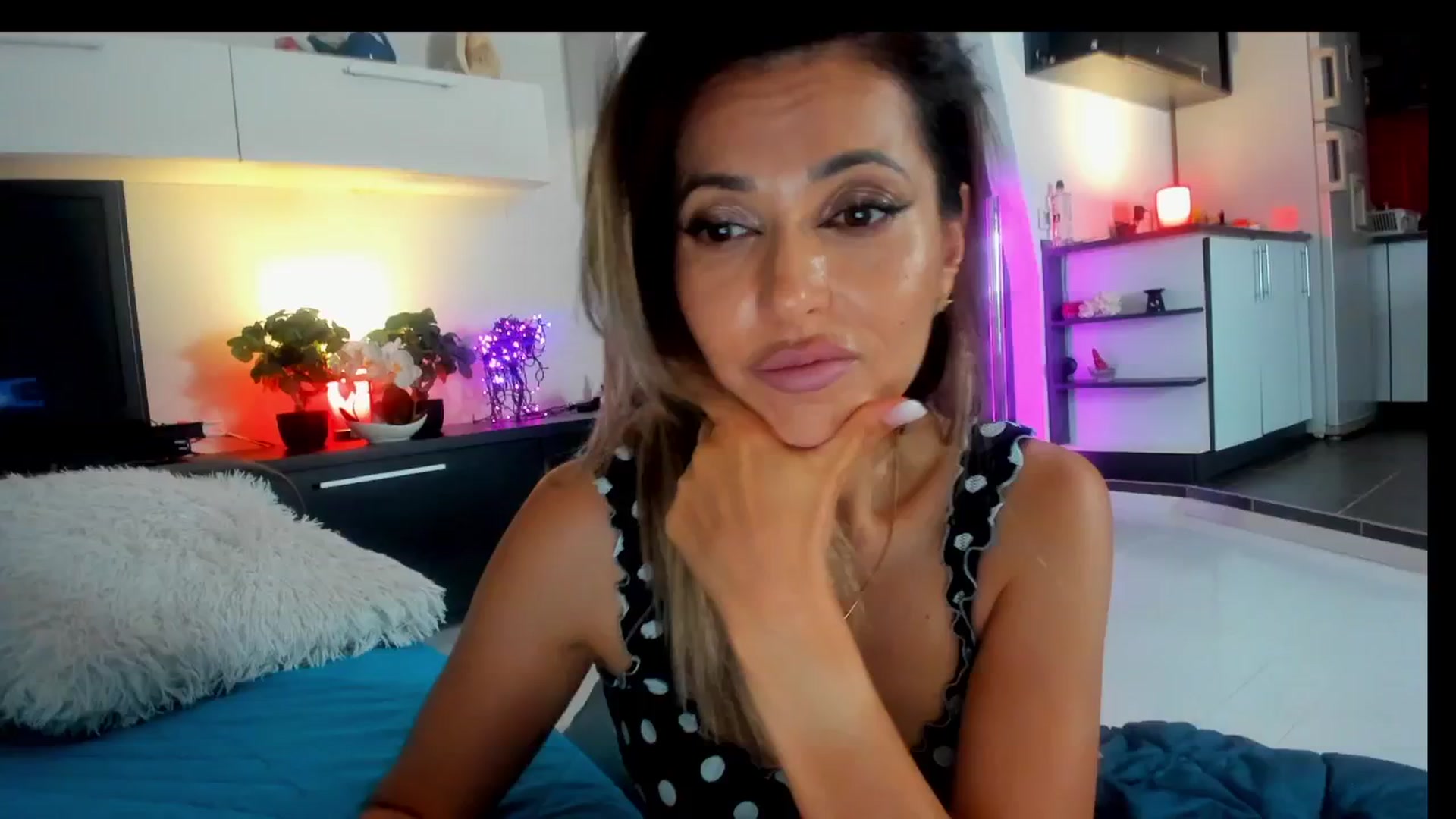 Gallery image thumbnail from SmileyTinaa's myfreecams stream on, 06/27/2025, 24:35 image 4 of 20