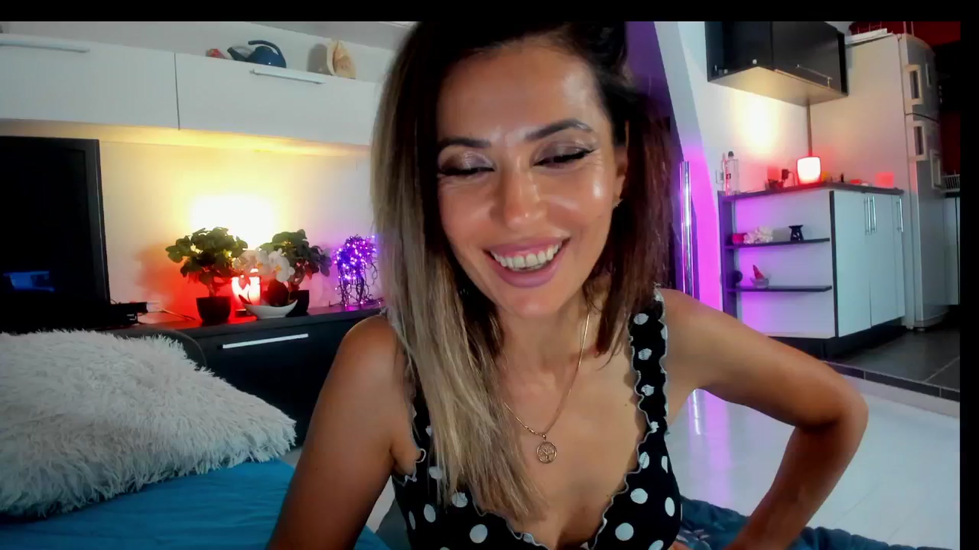 Gallery image thumbnail from SmileyTinaa's myfreecams stream on, 06/27/2025, 24:35 image 6 of 20