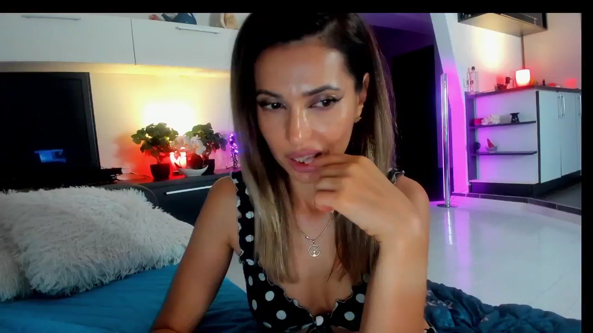 Gallery image thumbnail from SmileyTinaa's myfreecams stream on, 06/27/2025, 24:35 image 2 of 20