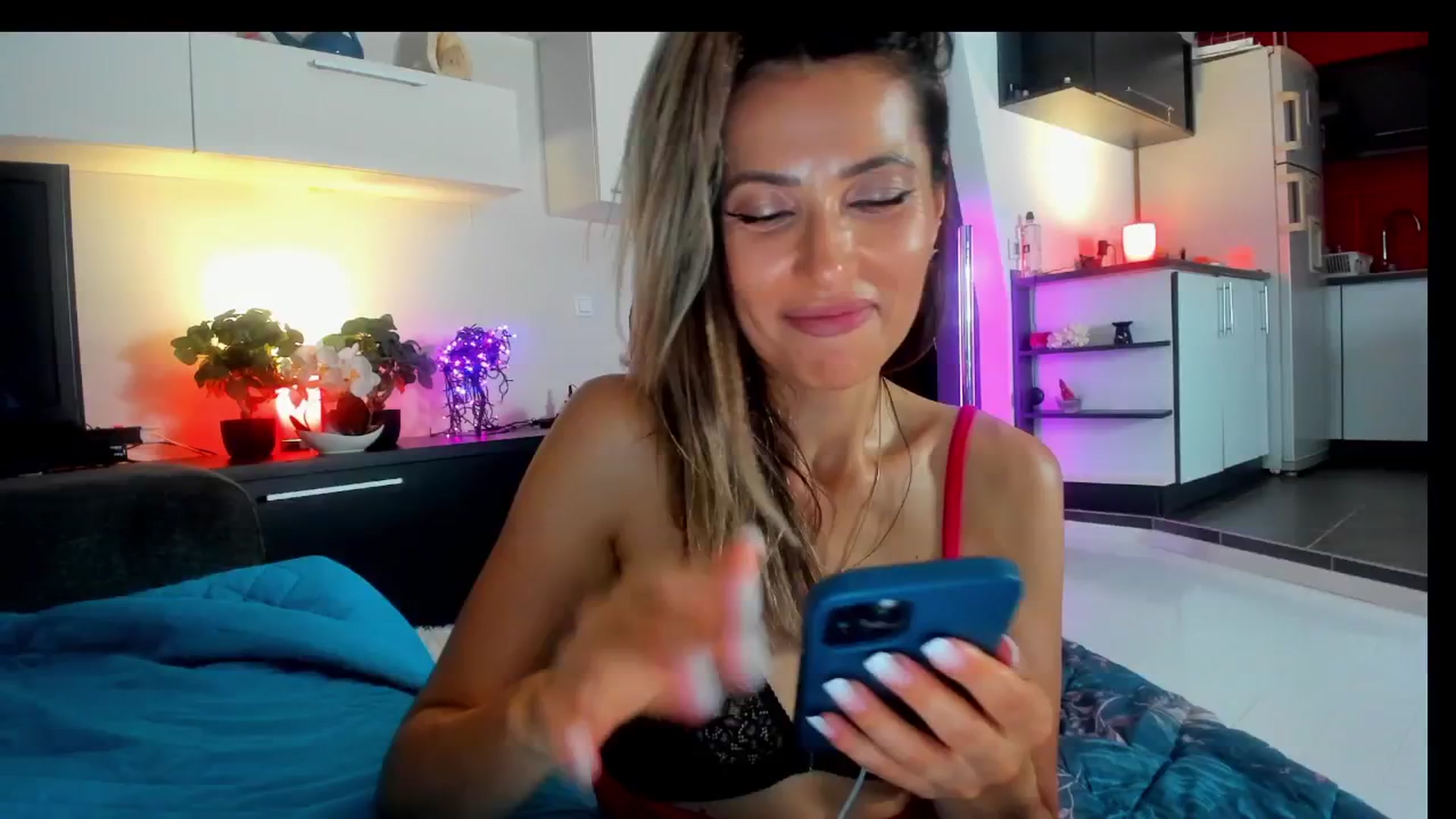 Gallery image thumbnail from SmileyTinaa's myfreecams stream on, 06/28/2025, 01:53 image 16 of 20